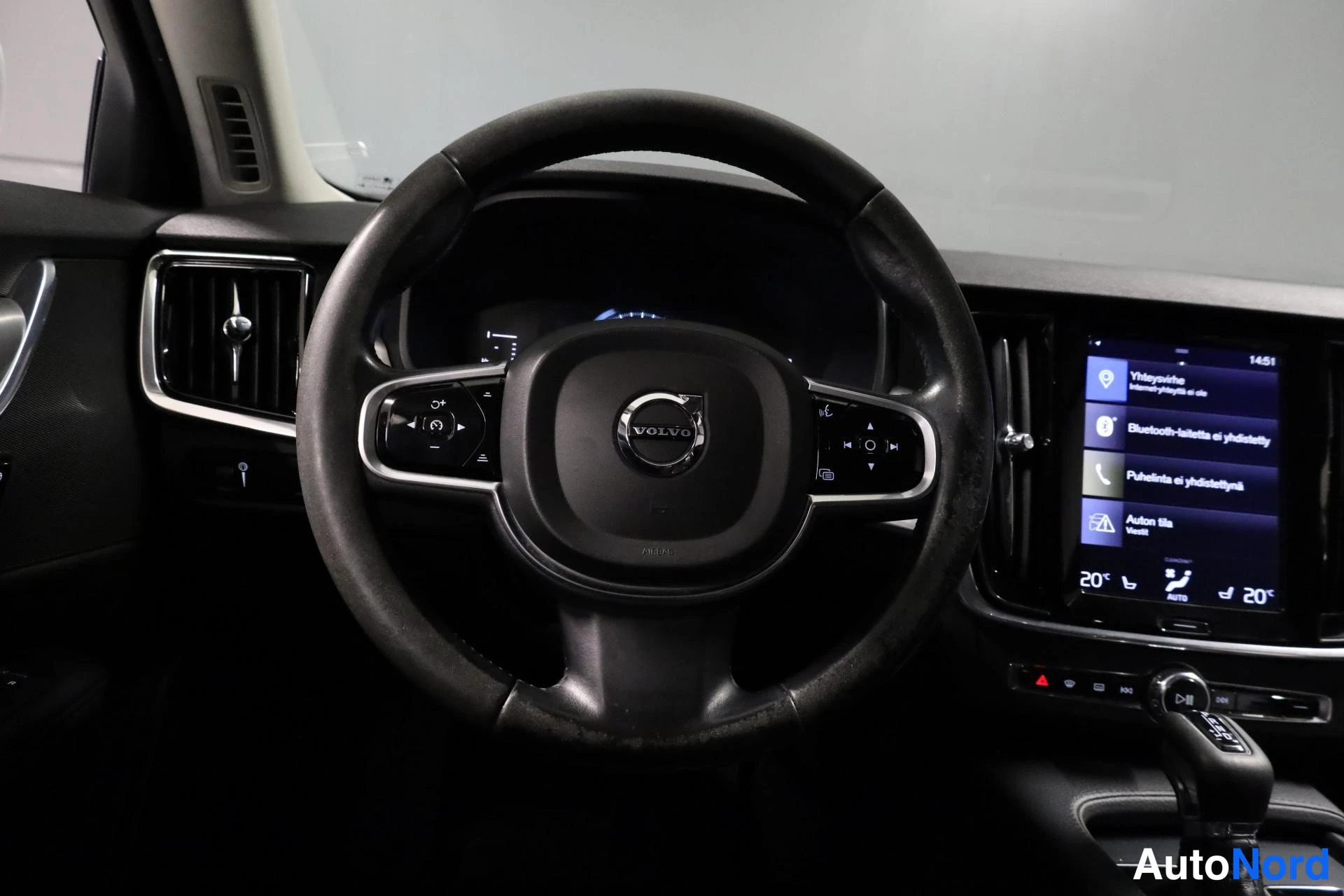Valkoinen Volvo V90 2017, ohjaamo, kuva 12