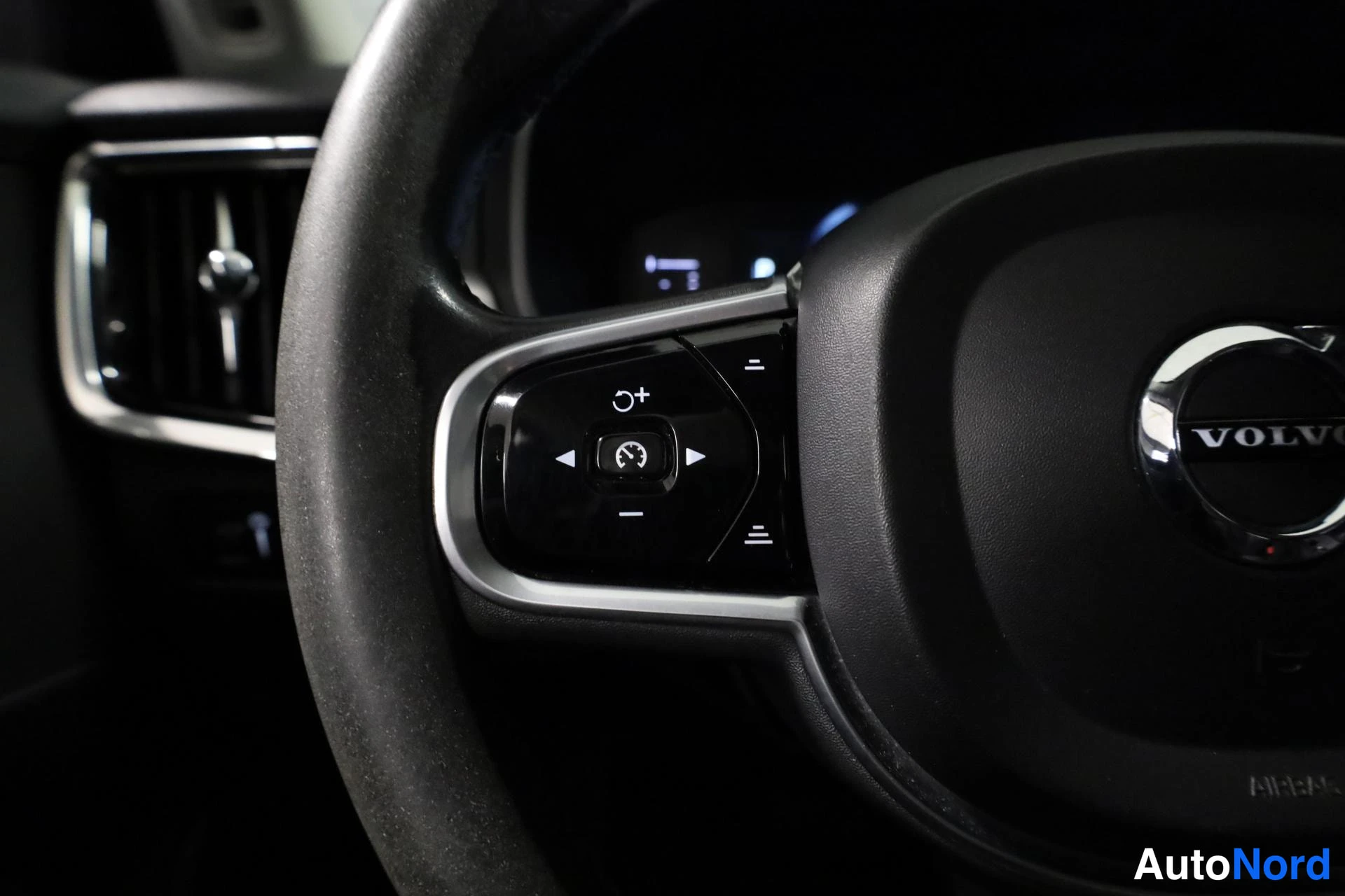 Valkoinen Volvo V90 2017, yksityiskohta, kuva 17