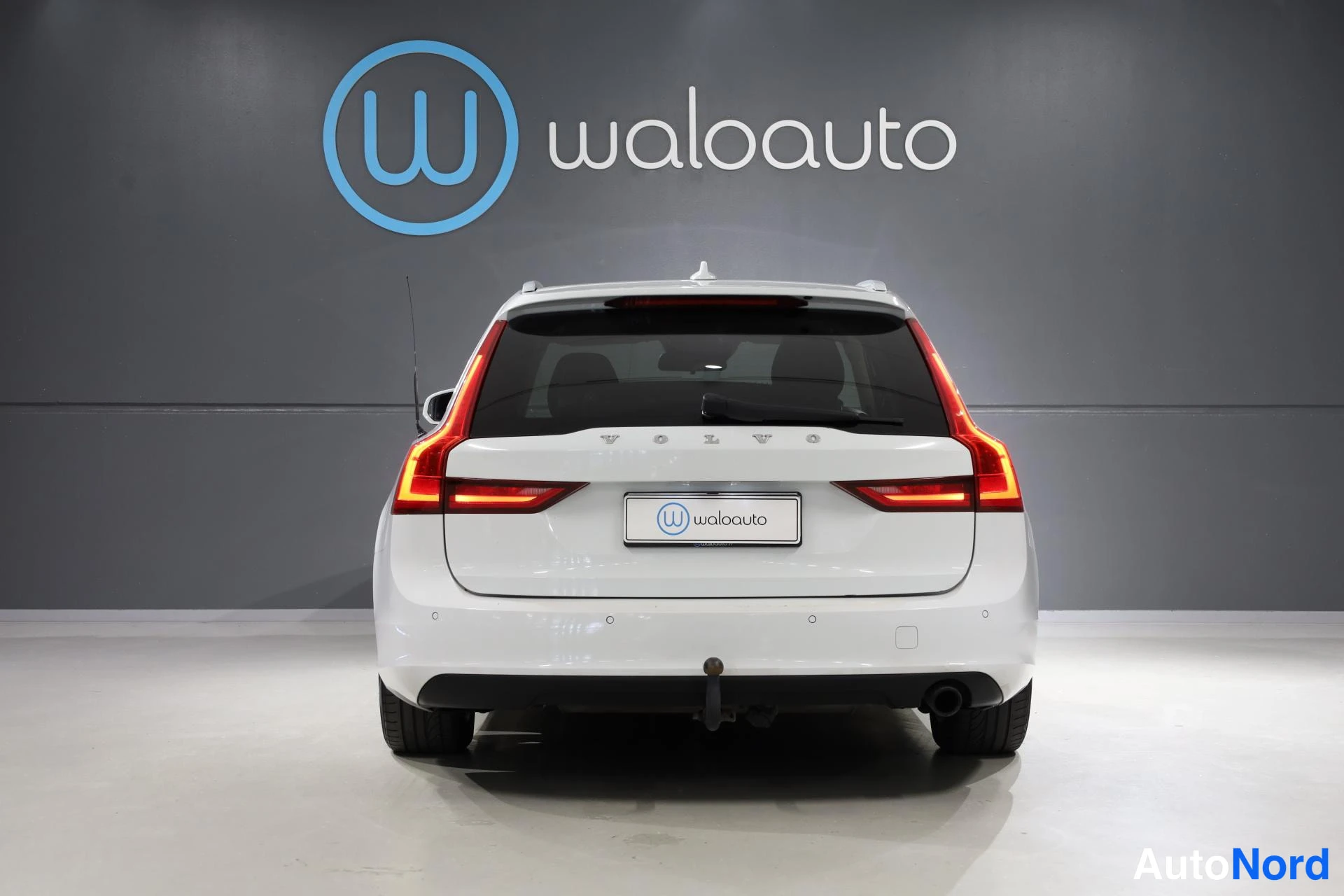 Valkoinen Volvo V90 2017, takaa, kuva 8