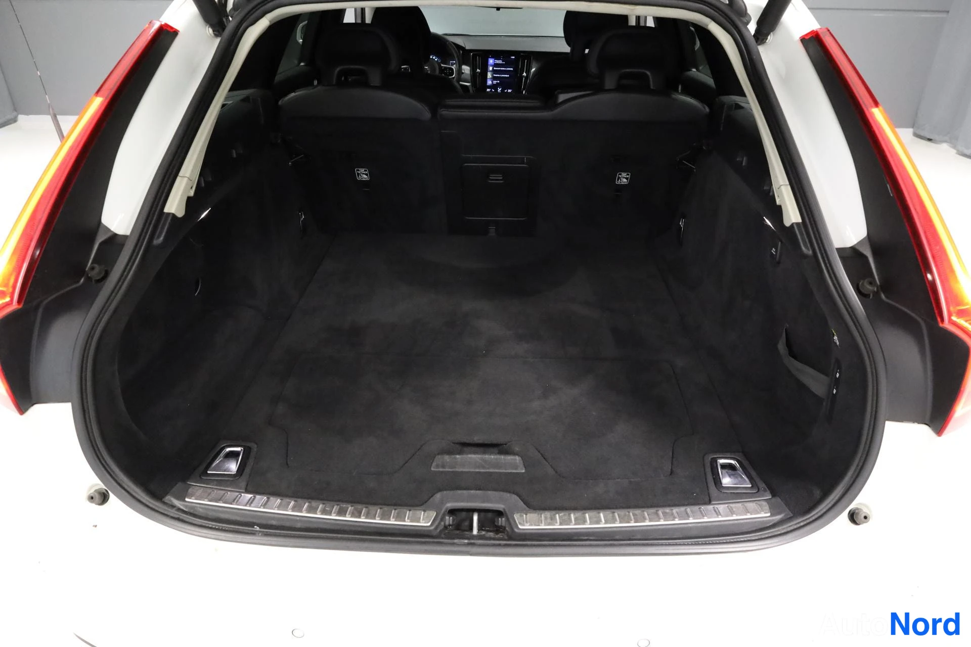 Valkoinen Volvo V90 2017, tavaratila, kuva 16