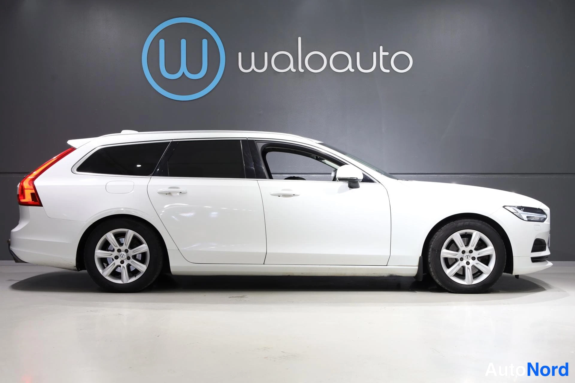 Valkoinen Volvo V90 2017, sivulta, kuva 5