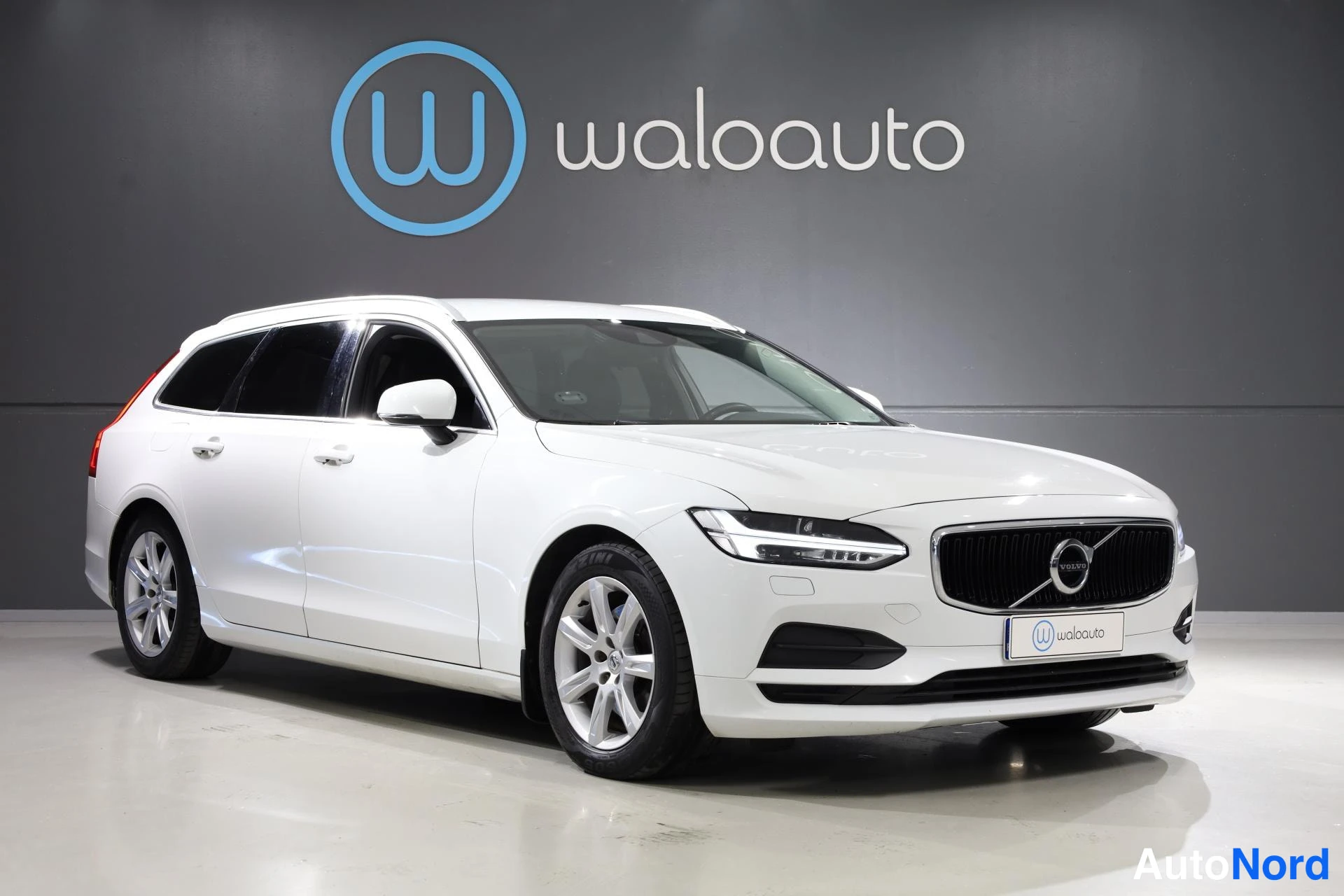 Valkoinen Volvo V90 2017, etuviisto, keula oikealle, kuva 2