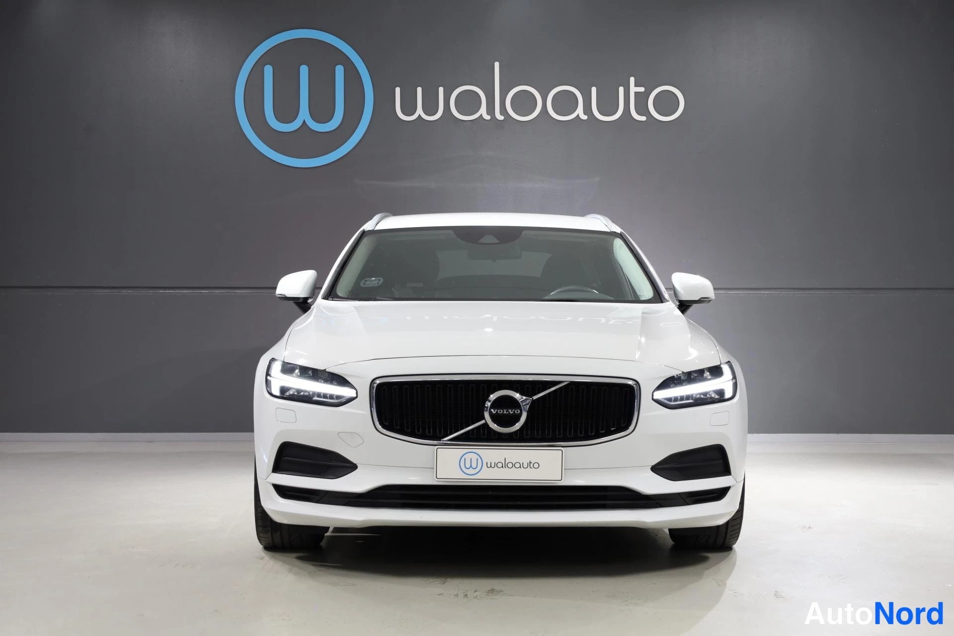 Valkoinen Volvo V90 2017, edestä, kuva 3