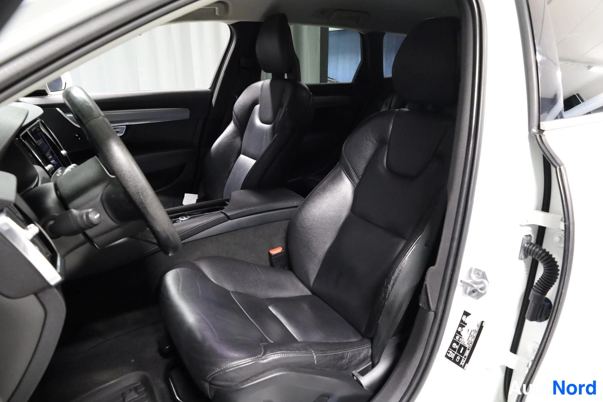 Valkoinen Volvo V90 2017, etuistuimet, kuva 13