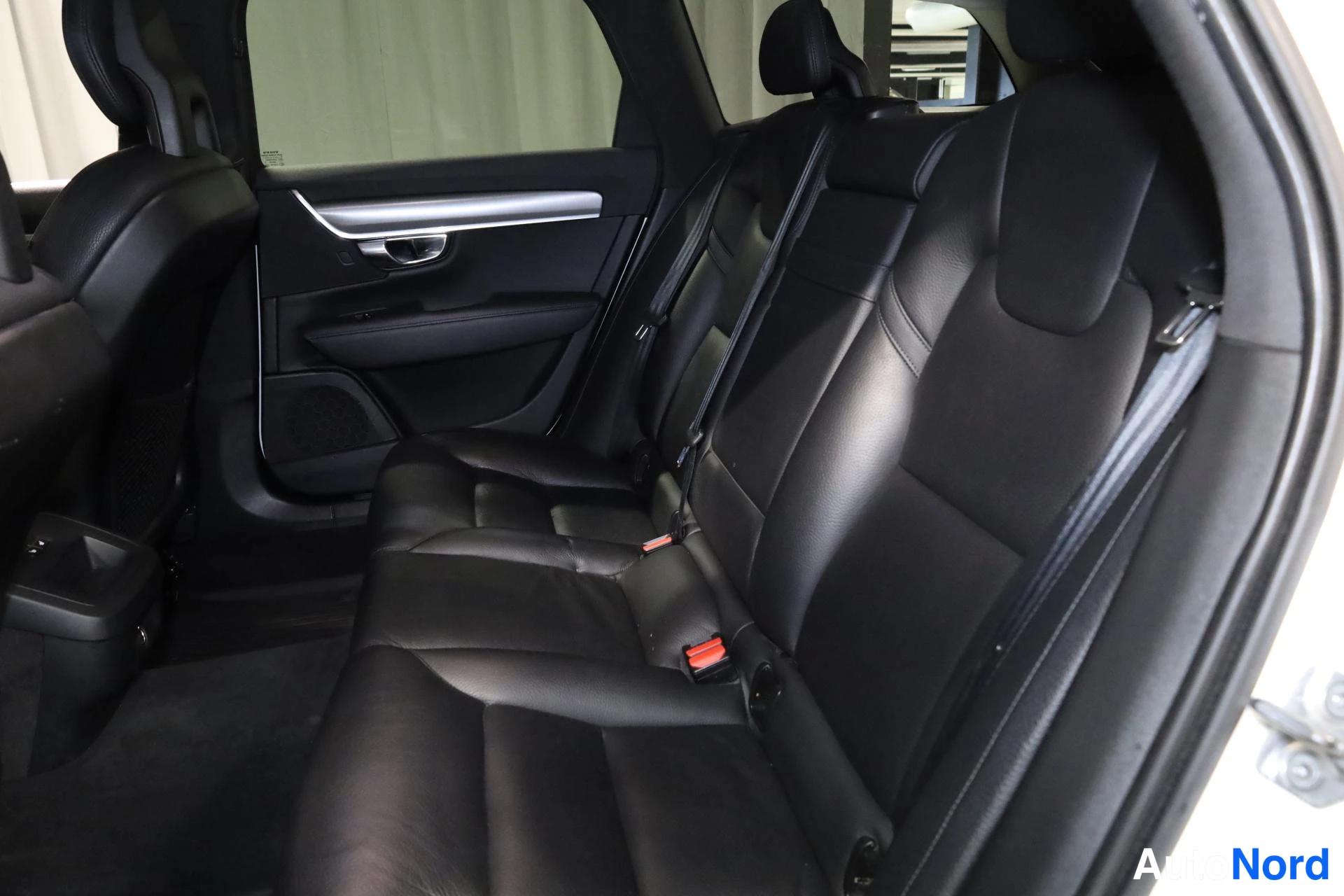 Valkoinen Volvo V90 2017, takaistuimet, kuva 15