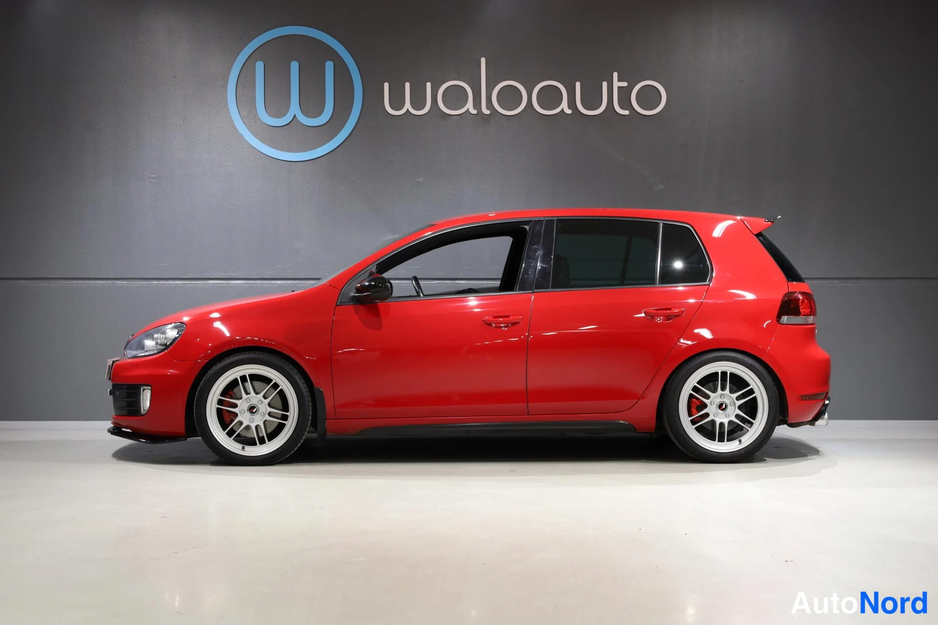Punainen Volkswagen Golf 2009, etuviisto, keula vasemmalle, kuva 2