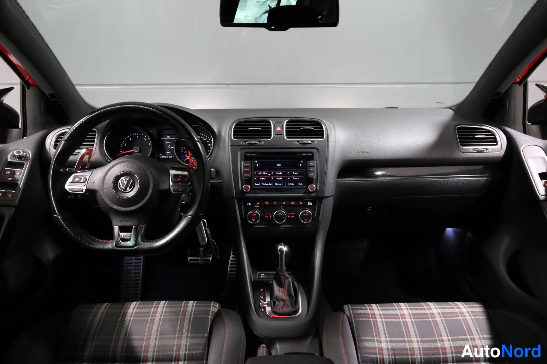 Punainen Volkswagen Golf 2009, ohjaamo, kuva 10