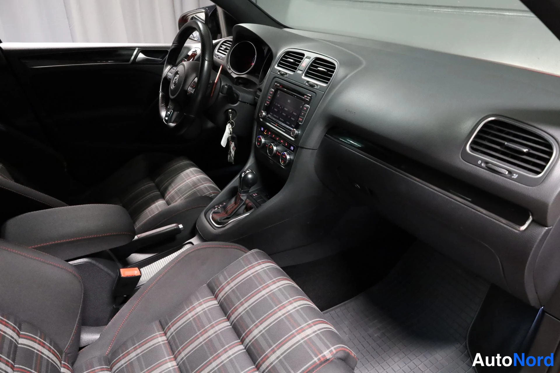 Punainen Volkswagen Golf 2009, ohjaamo, kuva 11