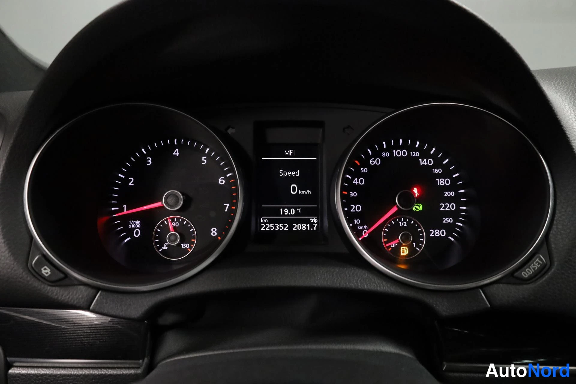 Punainen Volkswagen Golf 2009, yksityiskohta, kuva 18