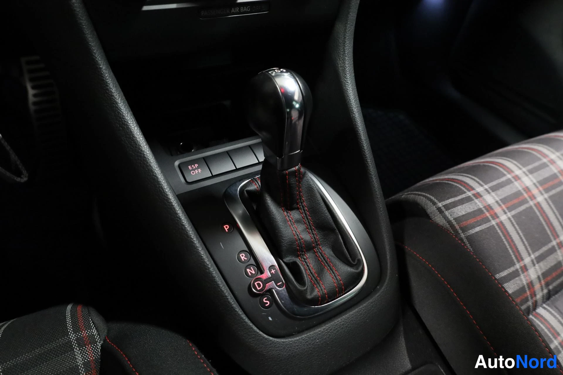 Punainen Volkswagen Golf 2009, yksityiskohta, kuva 23