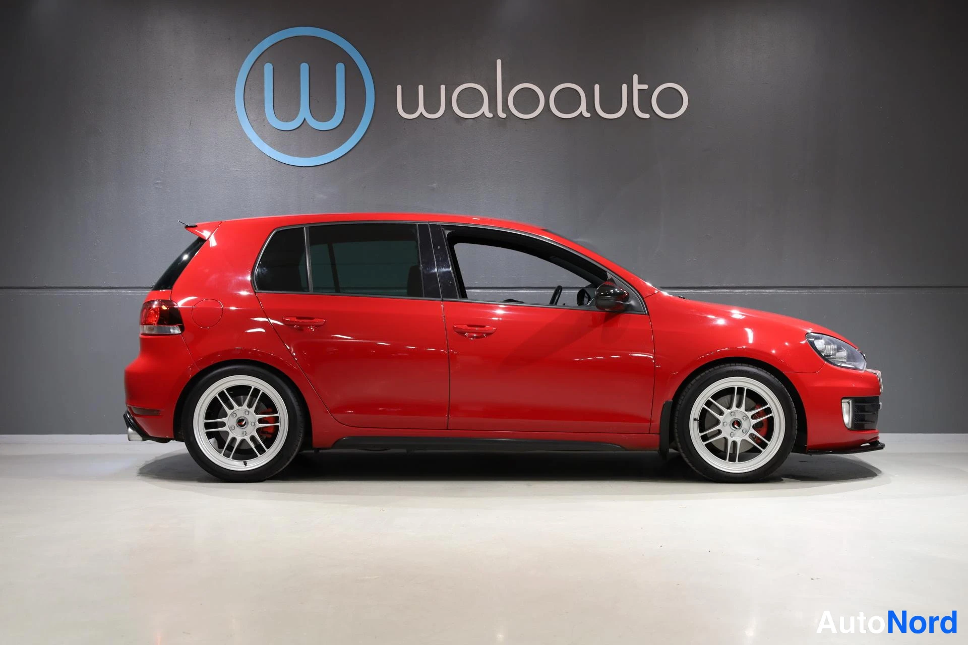 Punainen Volkswagen Golf 2009, sivulta, kuva 5