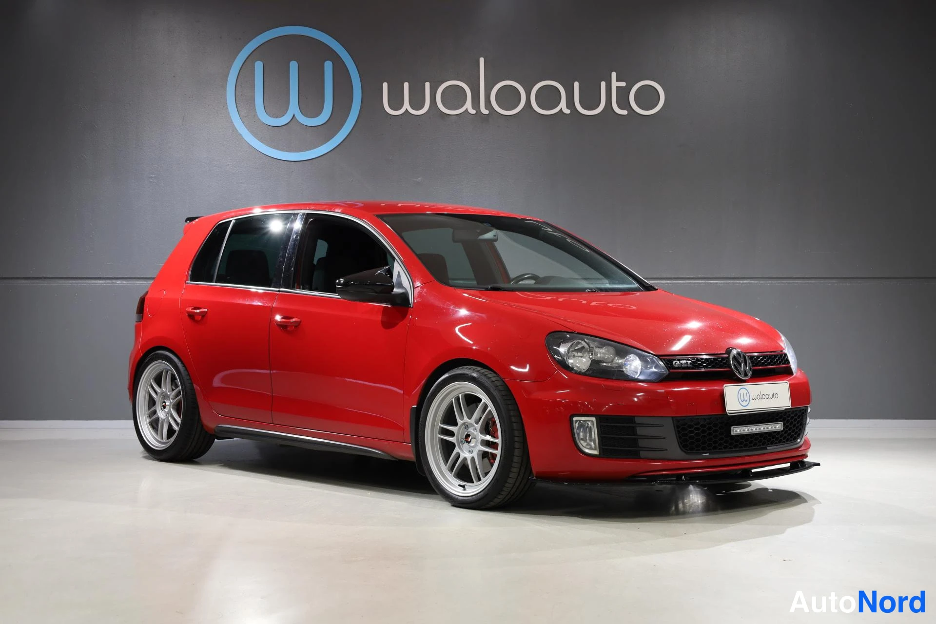 Punainen Volkswagen Golf 2009, etuviisto, keula oikealle, kuva 3