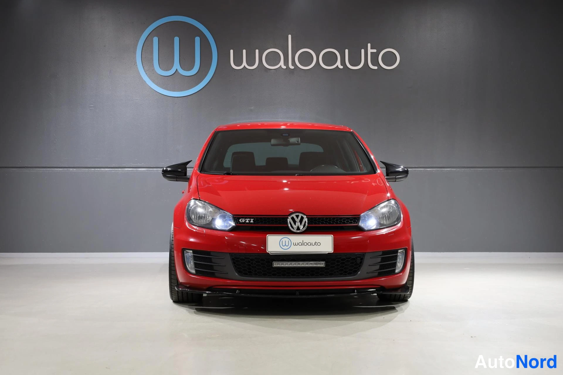 Punainen Volkswagen Golf 2009, edestä, kuva 4