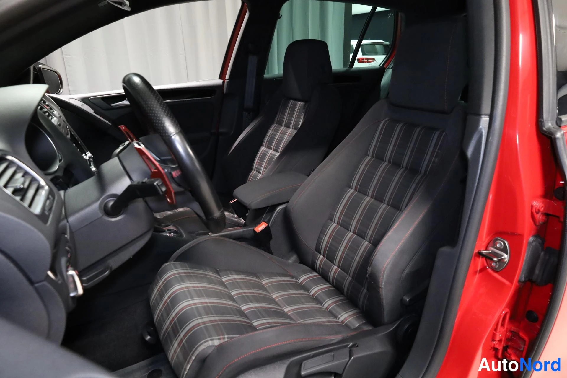 Punainen Volkswagen Golf 2009, etuistuimet, kuva 13