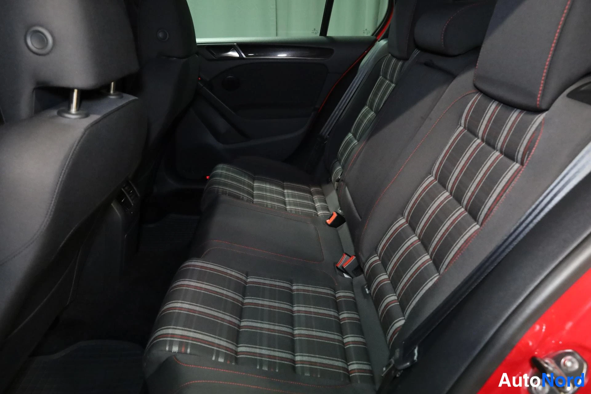 Punainen Volkswagen Golf 2009, takaistuimet, kuva 15