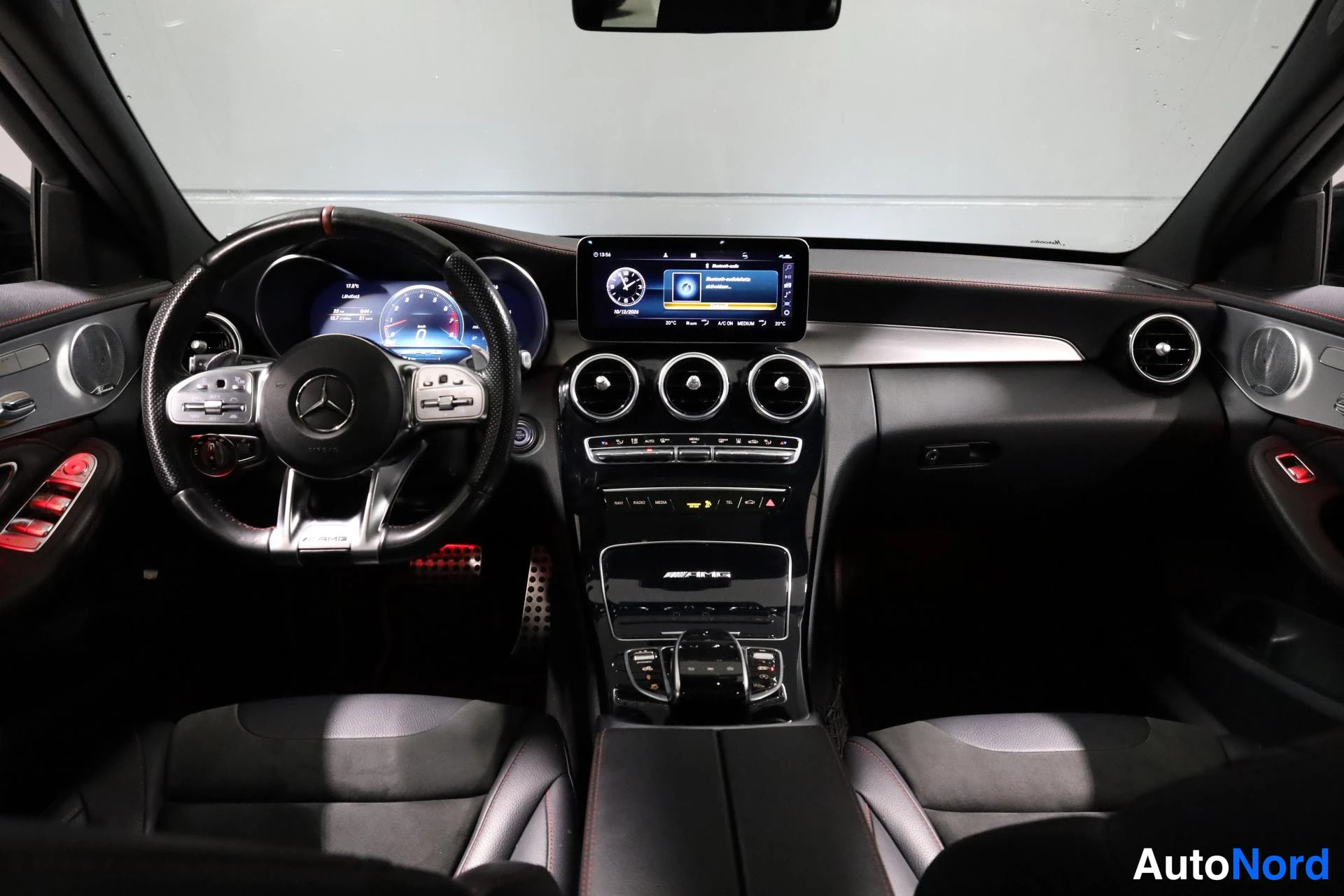 Musta Mercedes-Benz C 43 AMG 2019, ohjaamo, kuva 10
