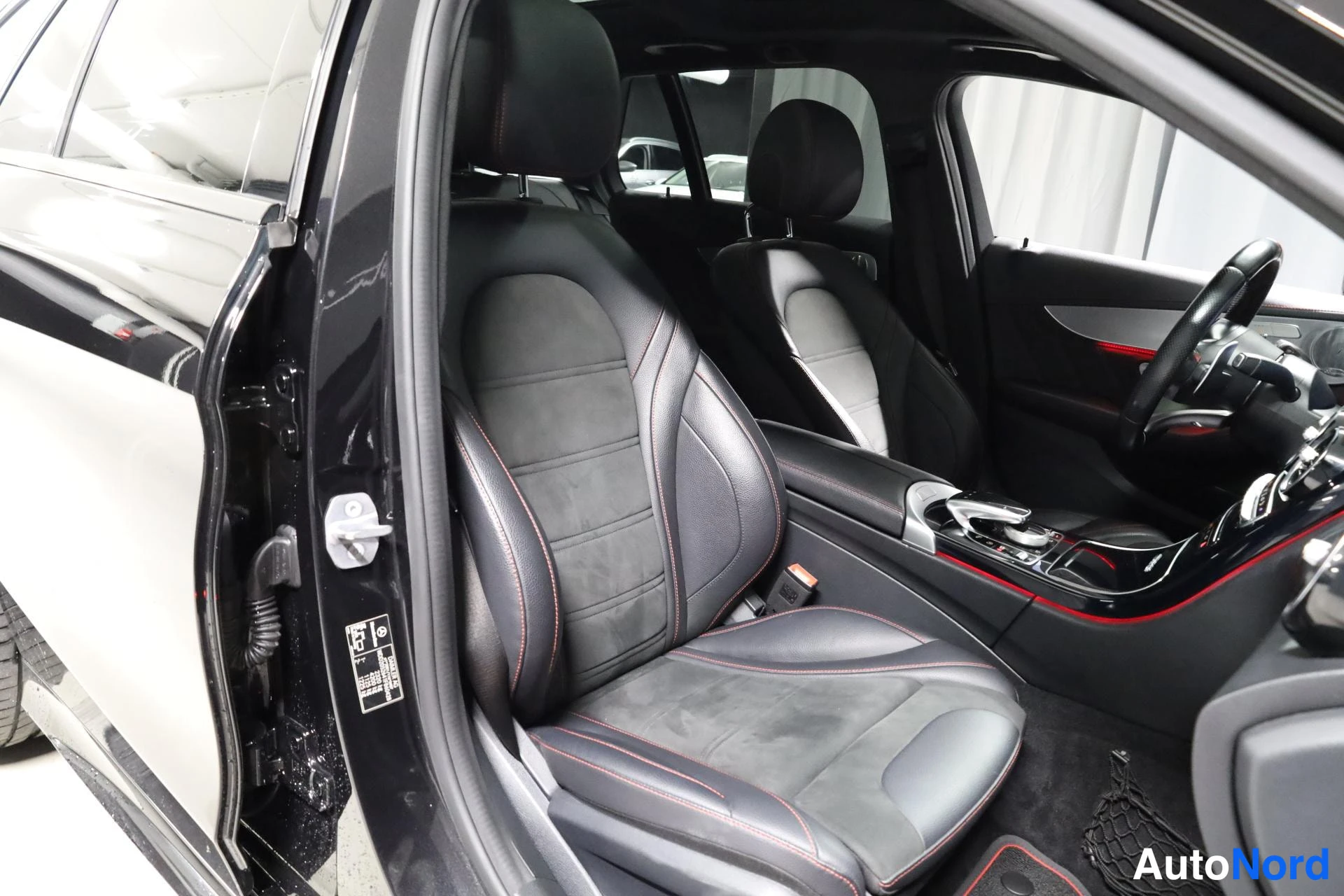 Musta Mercedes-Benz C 43 AMG 2019, etuistuimet, kuva 19