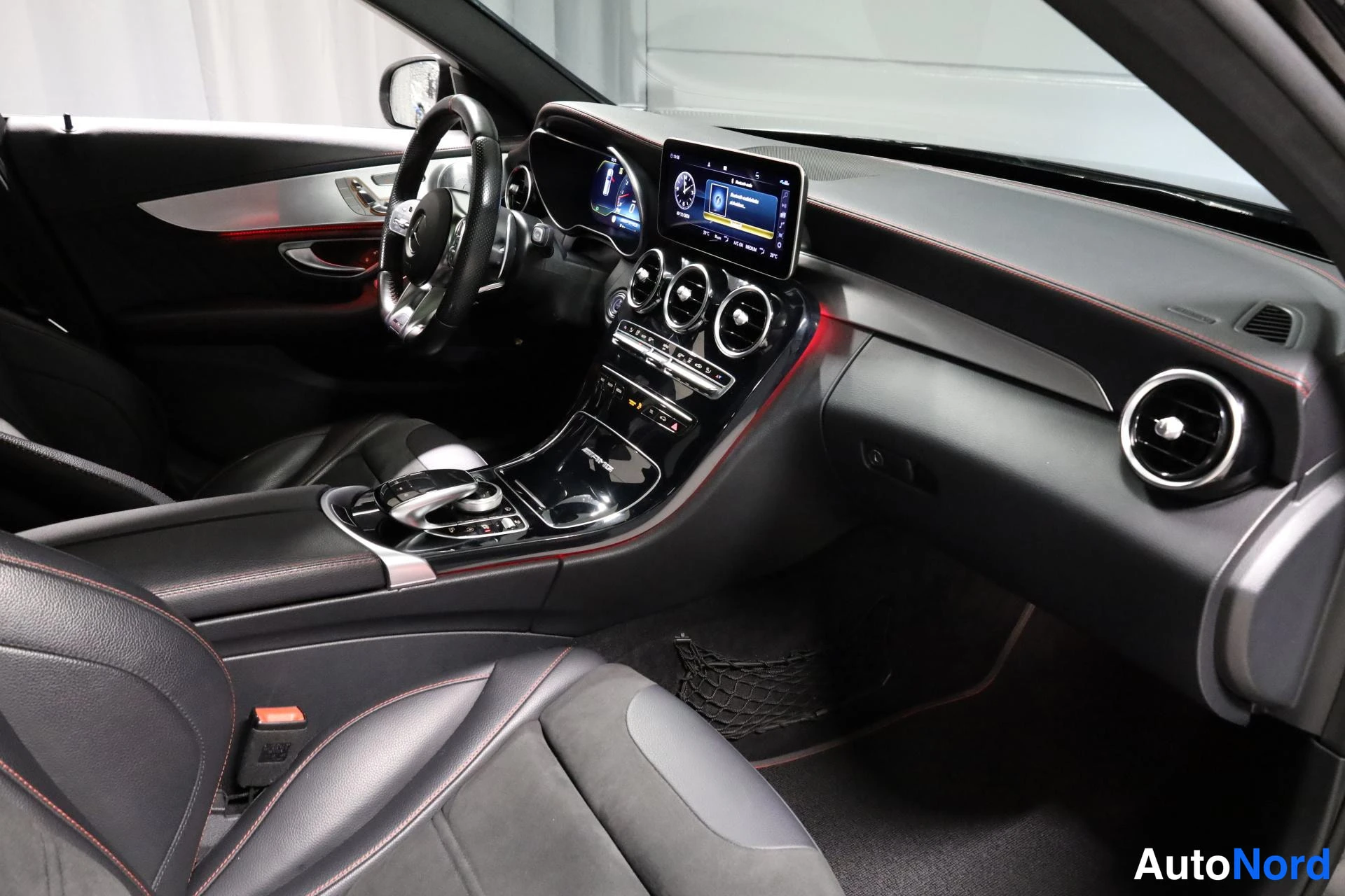 Musta Mercedes-Benz C 43 AMG 2019, ohjaamo, kuva 11
