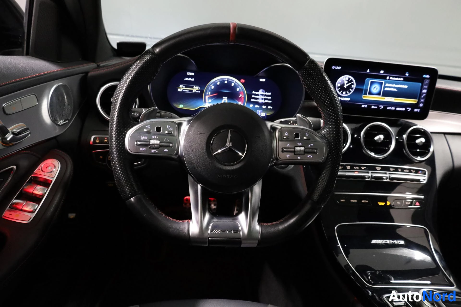 Musta Mercedes-Benz C 43 AMG 2019, ohjaamo, kuva 12