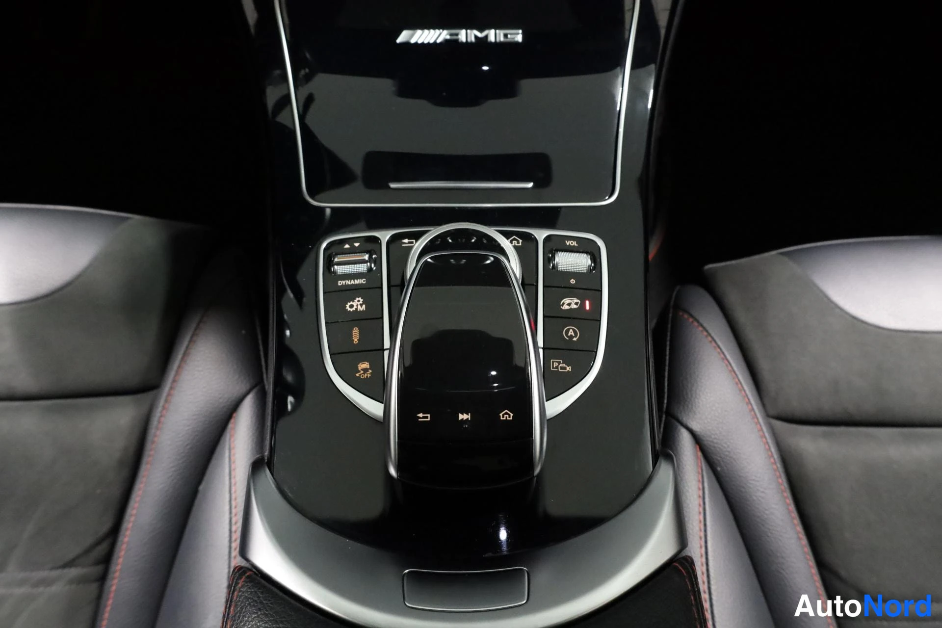 Musta Mercedes-Benz C 43 AMG 2019, ohjaamo, kuva 15