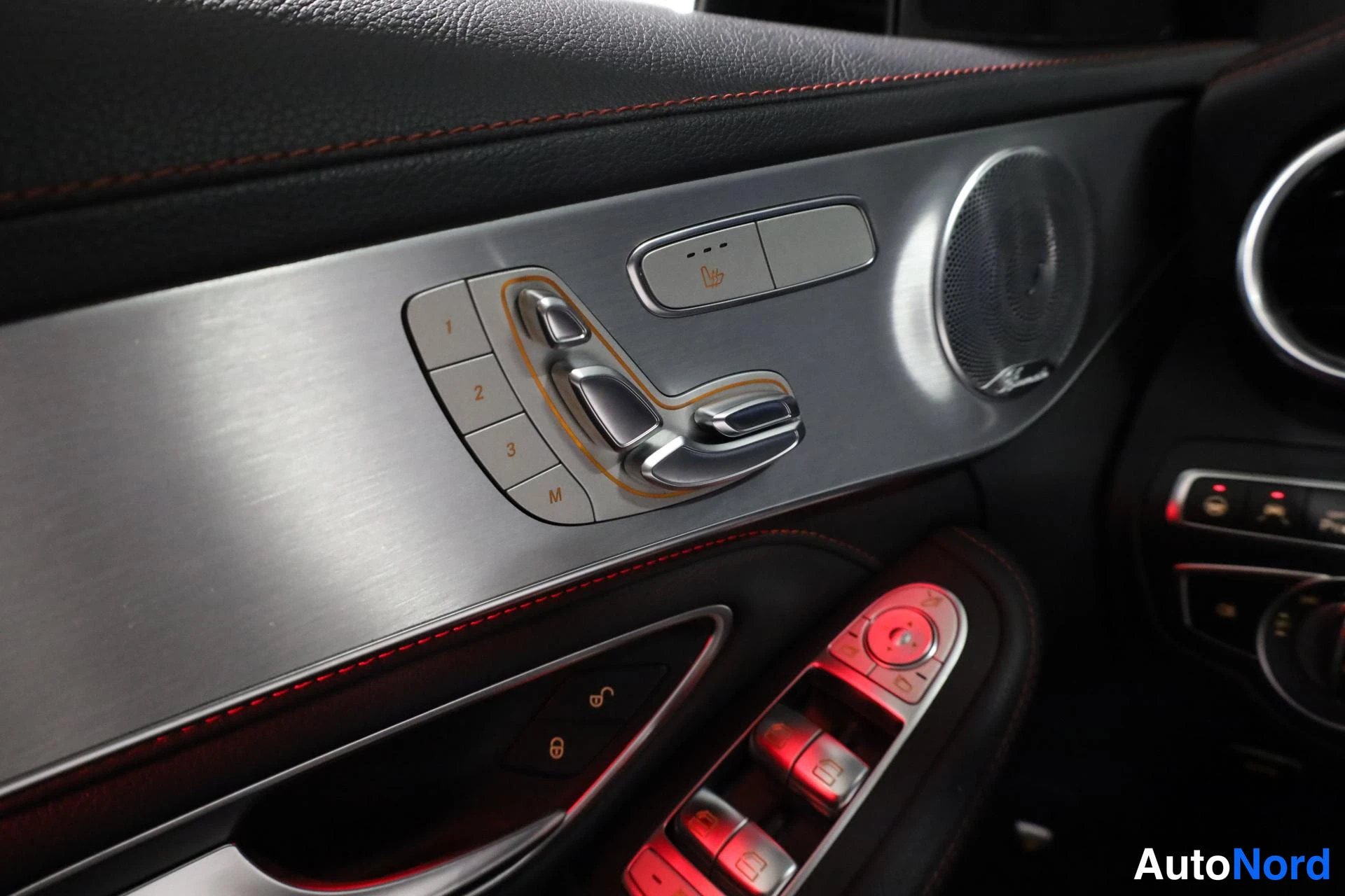 Musta Mercedes-Benz C 43 AMG 2019, ohjaamo, kuva 16