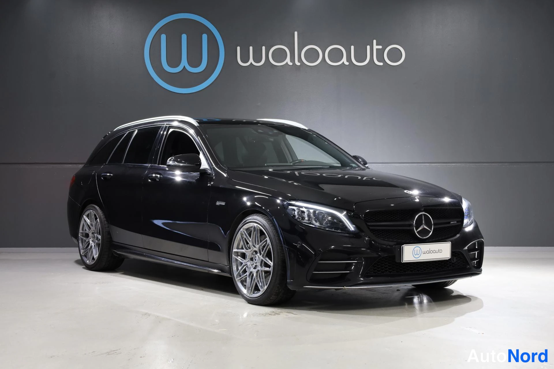 Musta Mercedes-Benz C 43 AMG 2019, etuviisto, keula oikealle, kuva 2