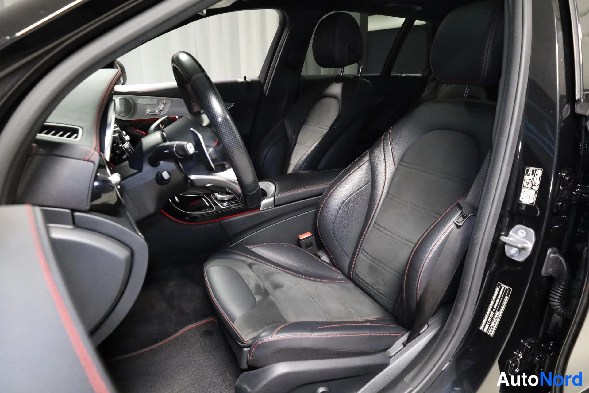 Musta Mercedes-Benz C 43 AMG 2019, etuistuimet, kuva 18