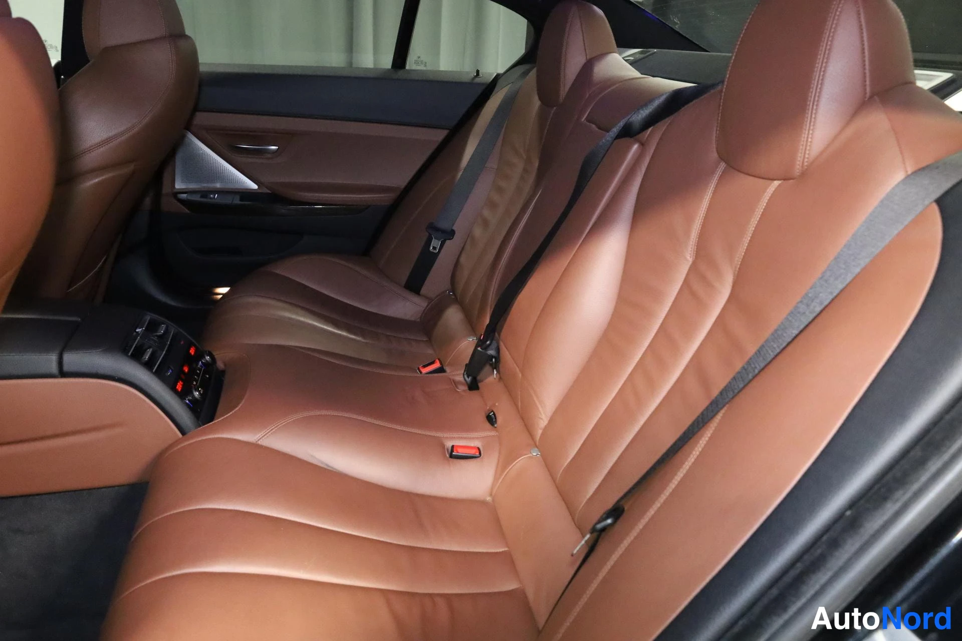 Musta BMW 650i 2012, takaistuimet, kuva 20