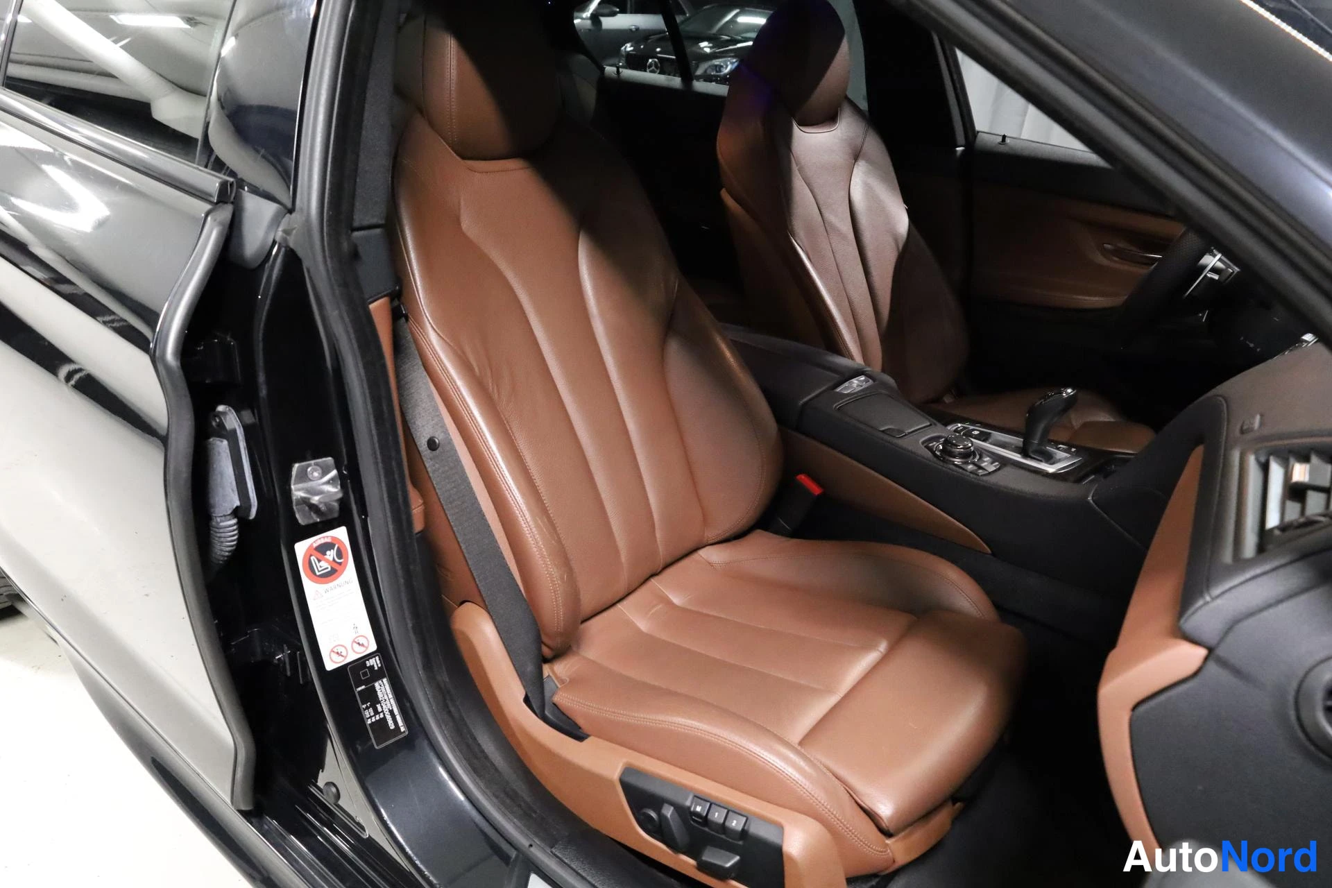 Musta BMW 650i 2012, etuistuimet, kuva 19