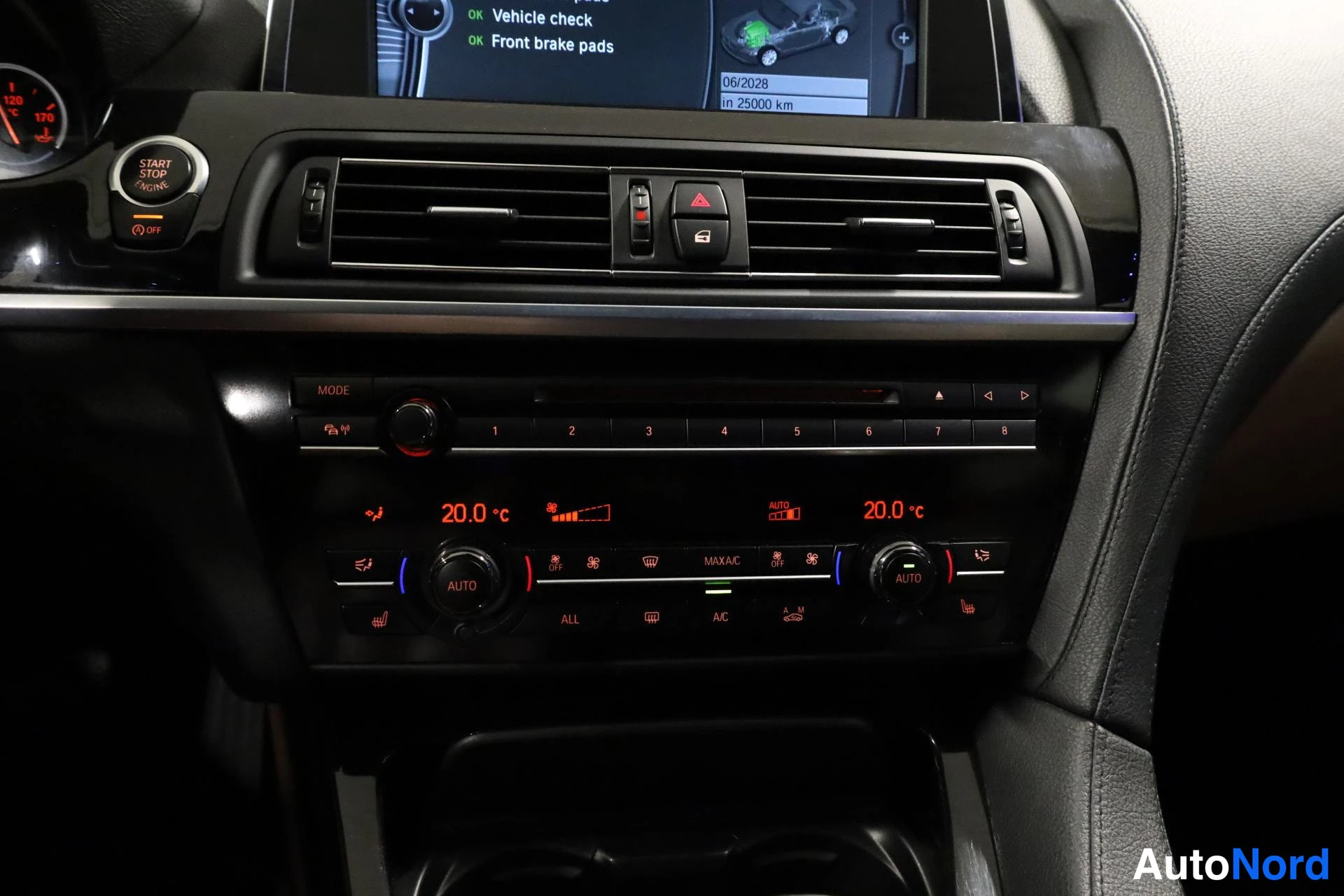 Musta BMW 650i 2012, ohjaamo, kuva 15