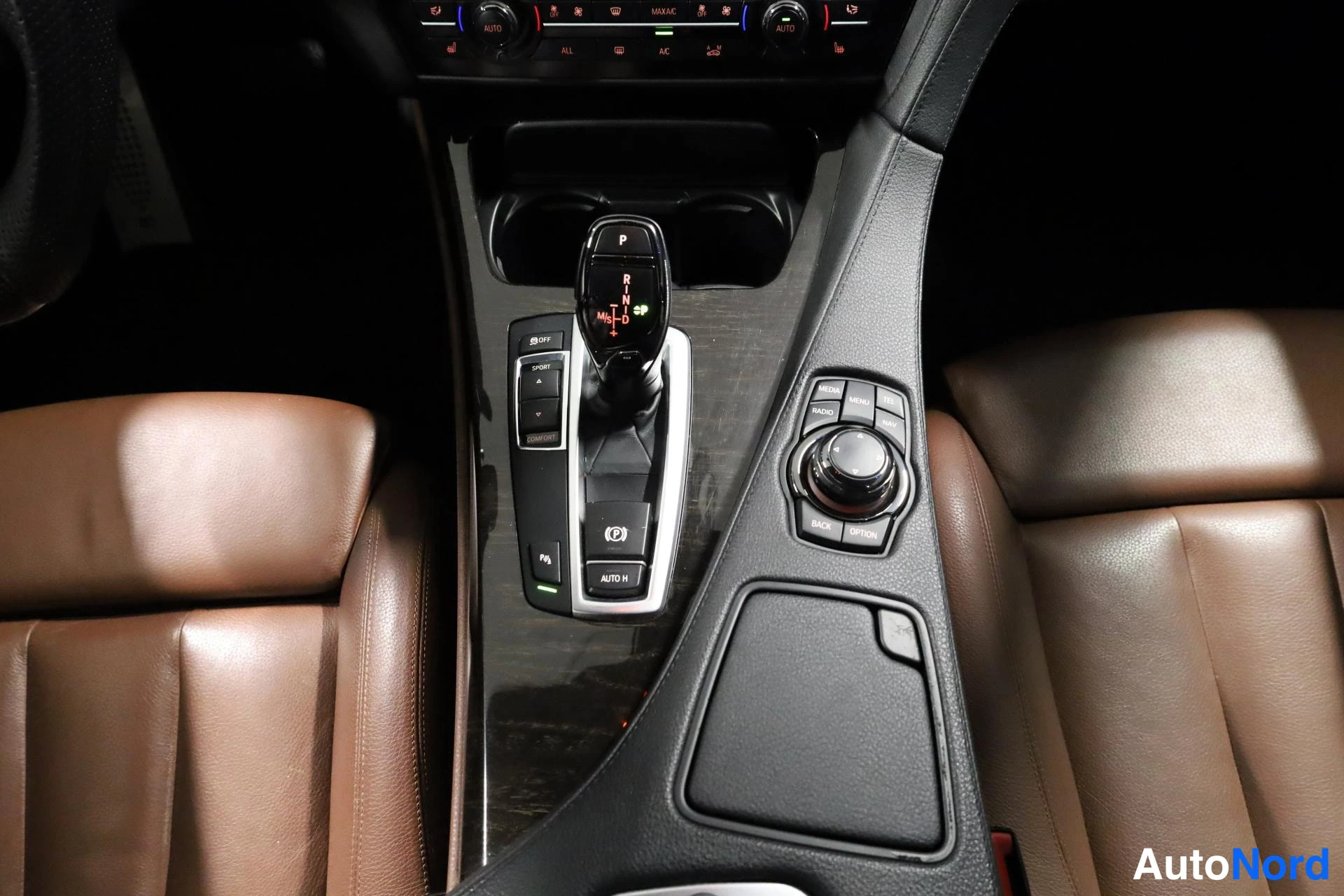 Musta BMW 650i 2012, ohjaamo, kuva 16