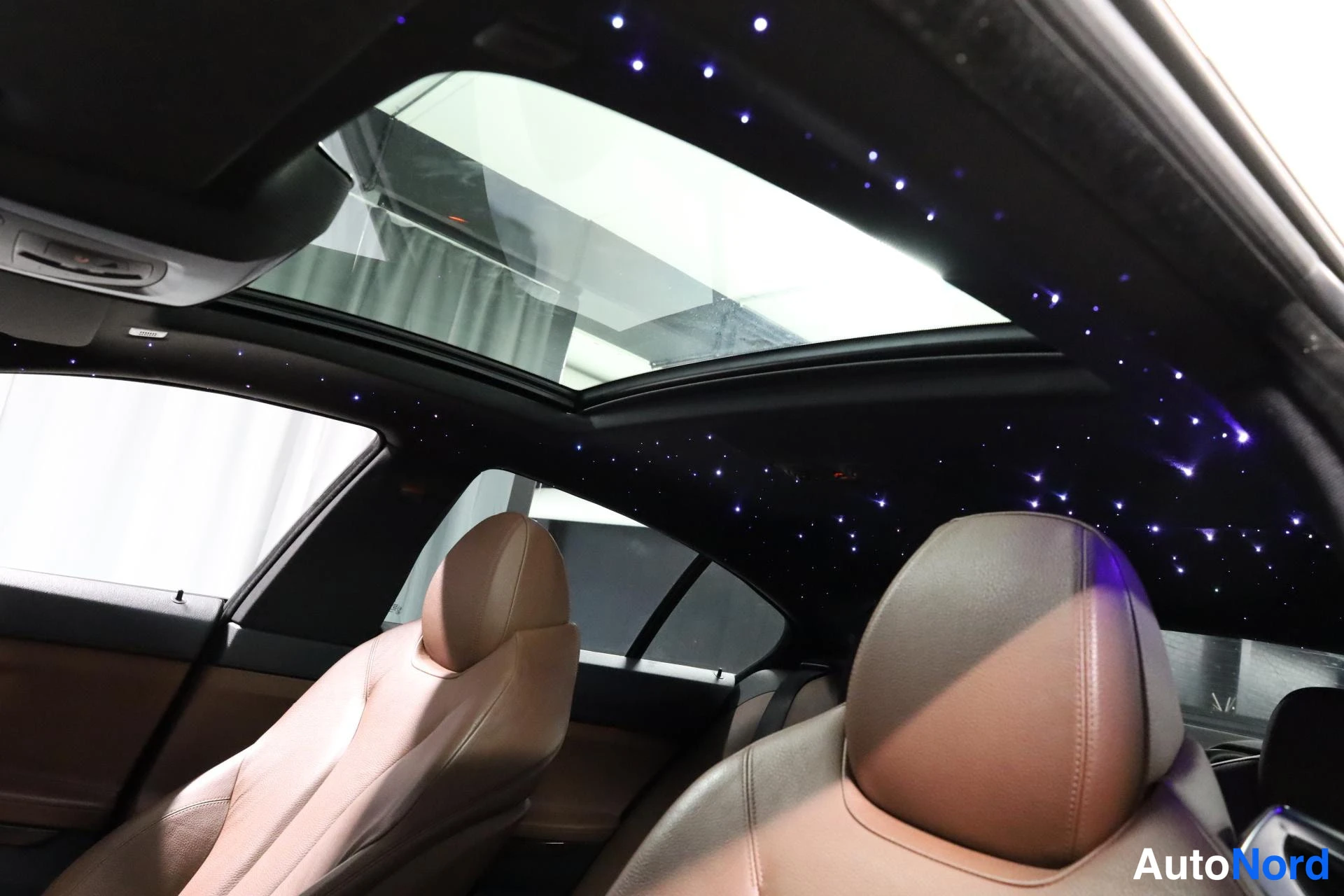 Musta BMW 650i 2012, ohjaamo, kuva 17