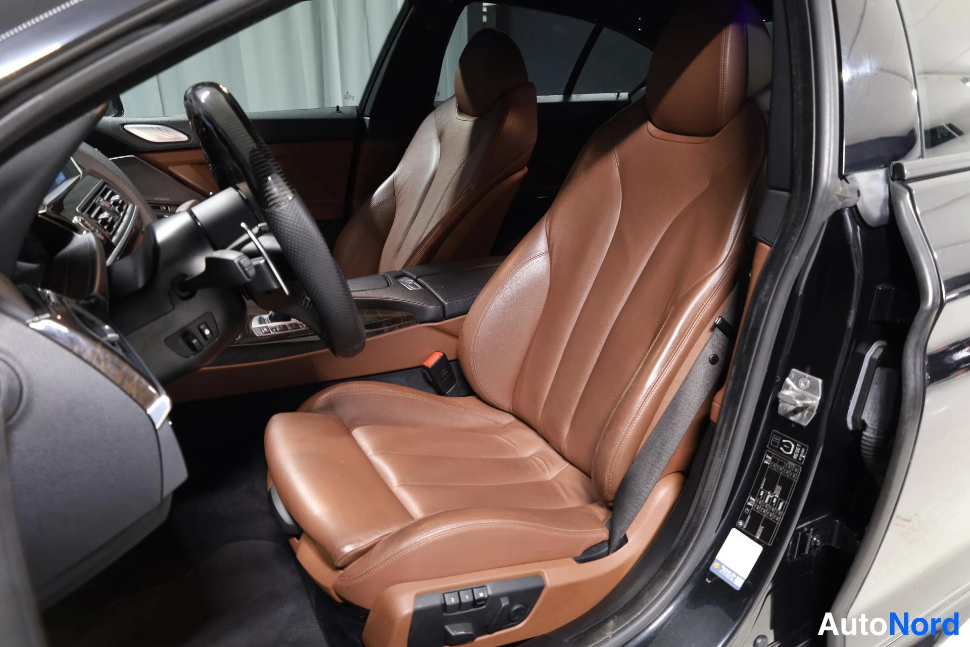 Musta BMW 650i 2012, etuistuimet, kuva 18