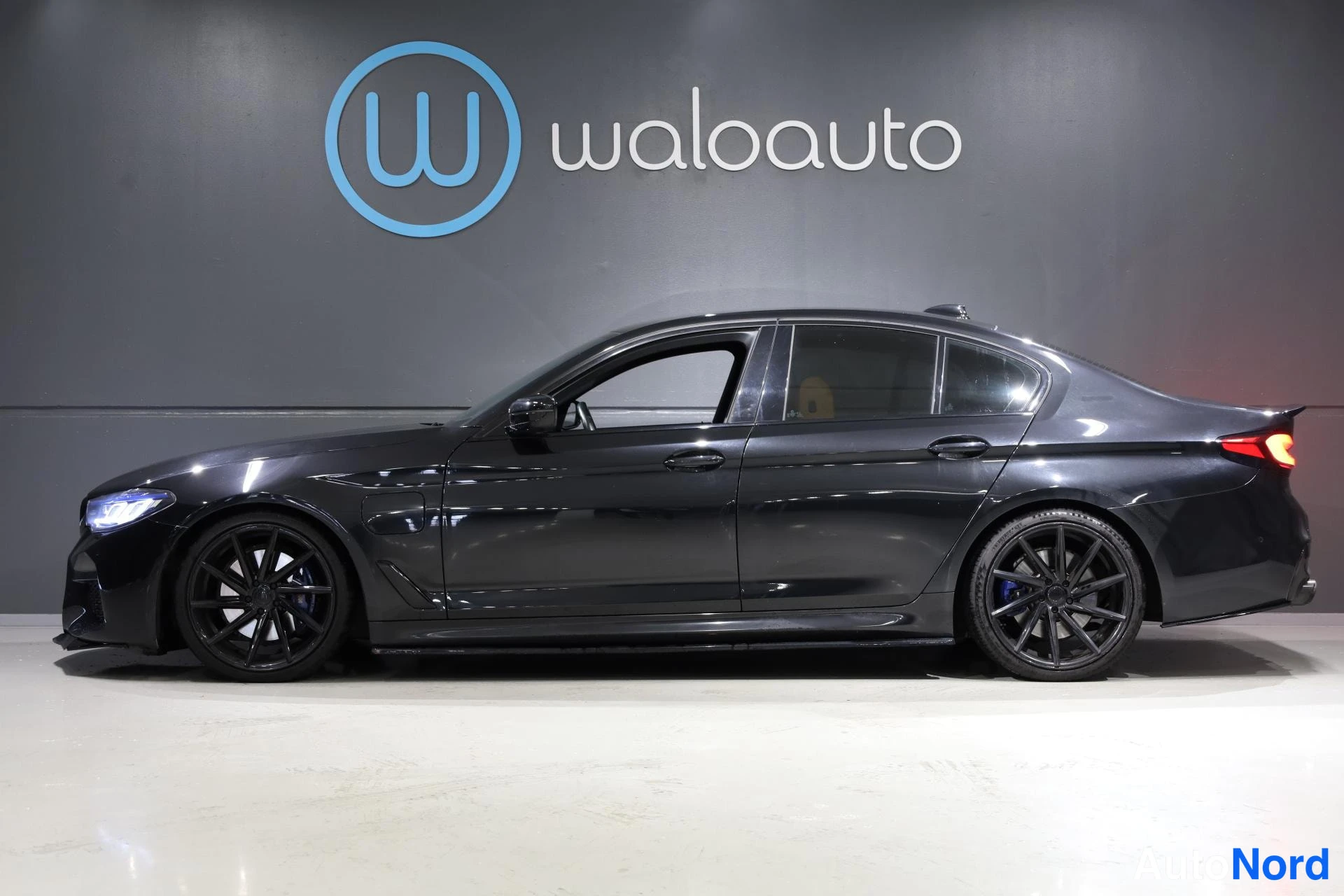 Musta BMW 530e 2019, etuviisto, keula vasemmalle, kuva 2