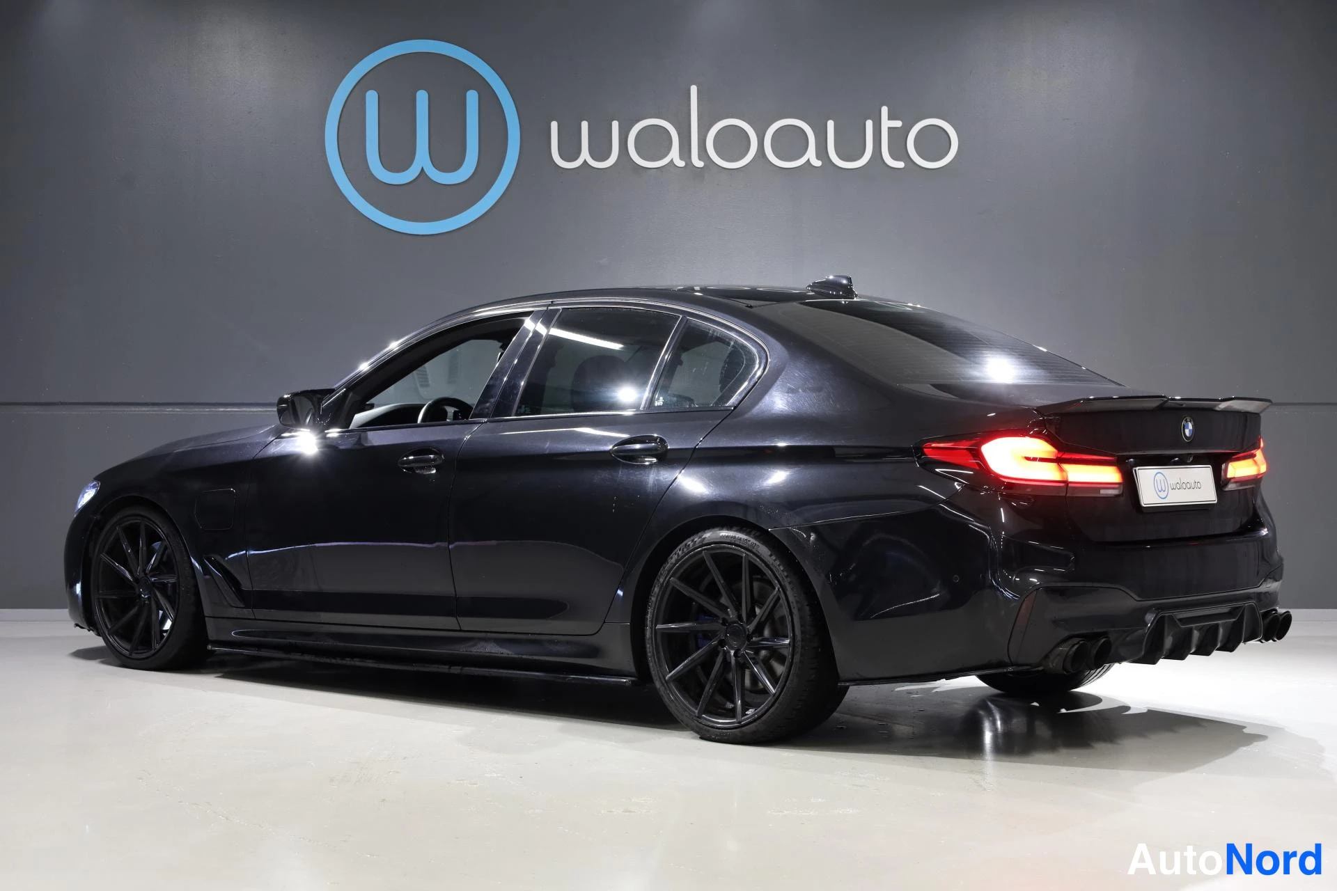 Musta BMW 530e 2019, takaviisto, kuva 8
