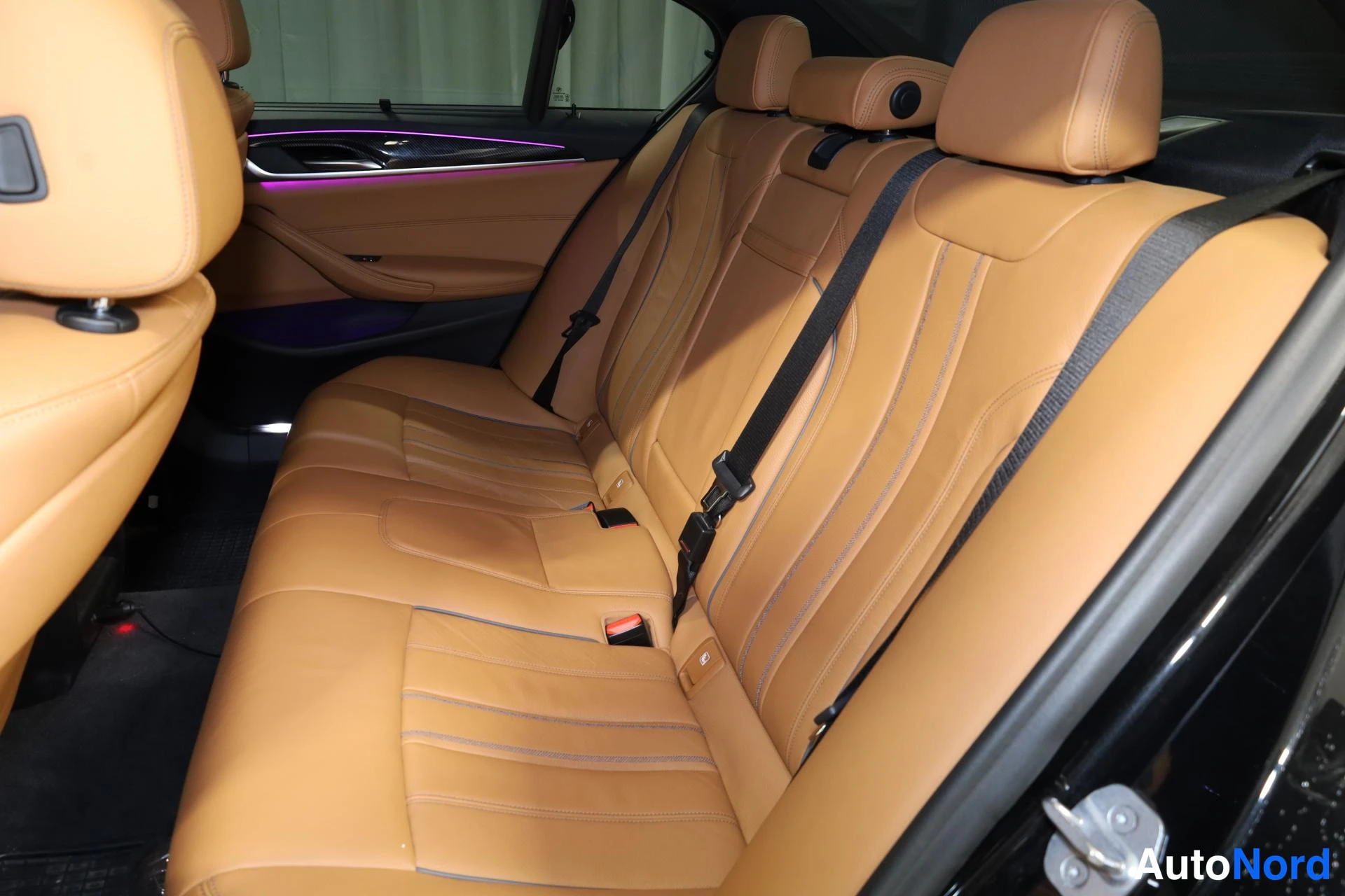Musta BMW 530e 2019, takaistuimet, kuva 18