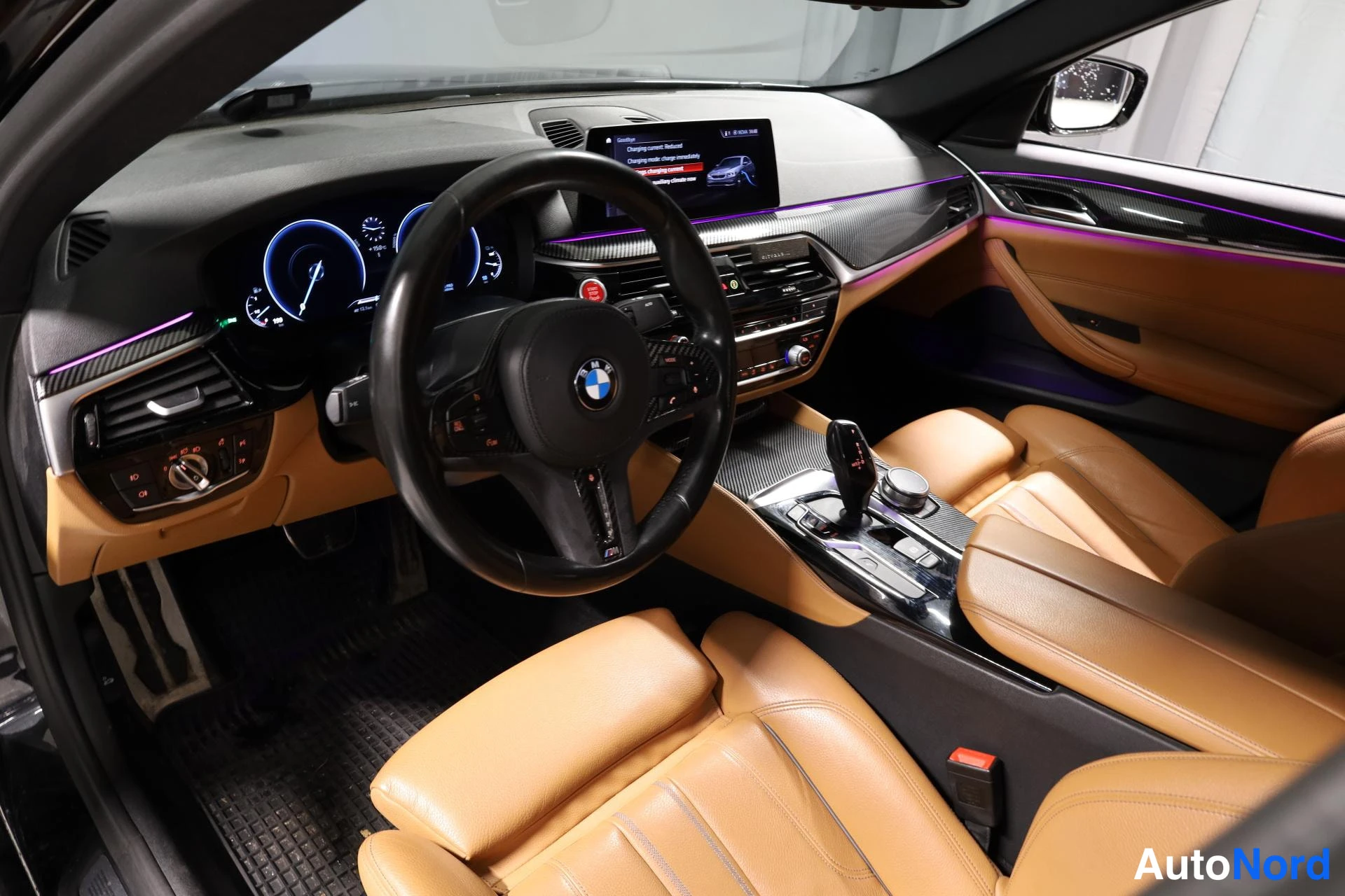 Musta BMW 530e 2019, ohjaamo, kuva 12