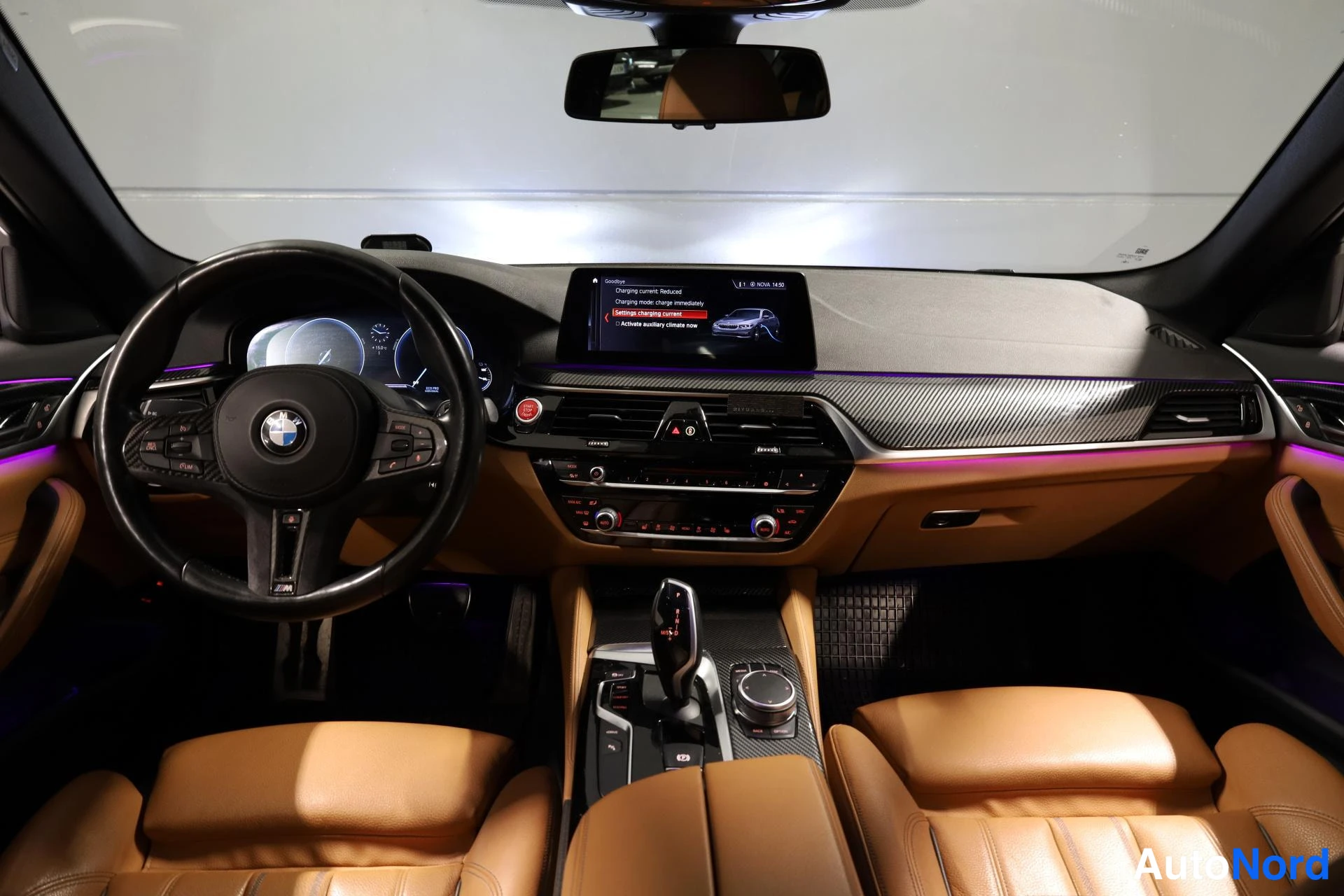 Musta BMW 530e 2019, ohjaamo, kuva 13