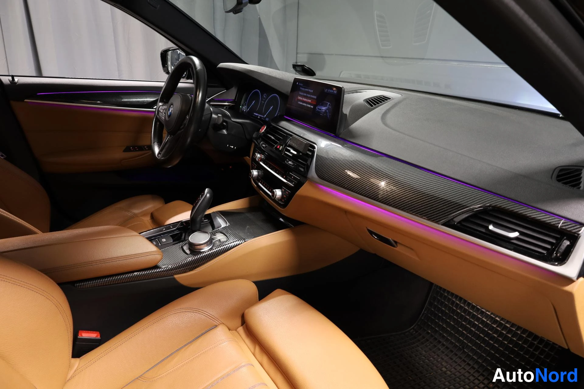 Musta BMW 530e 2019, ohjaamo, kuva 14