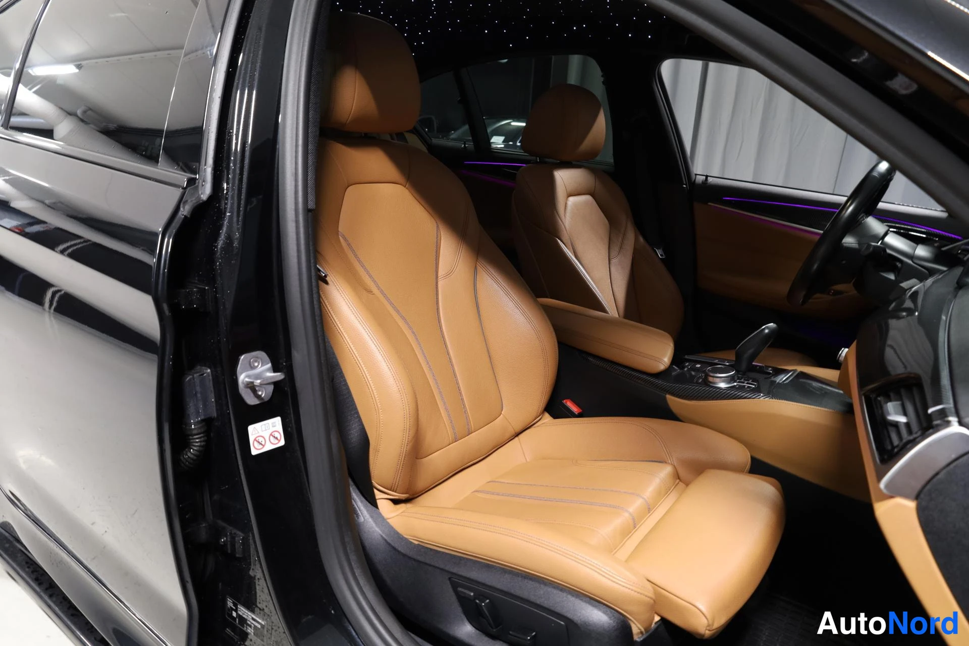 Musta BMW 530e 2019, etuistuimet, kuva 17