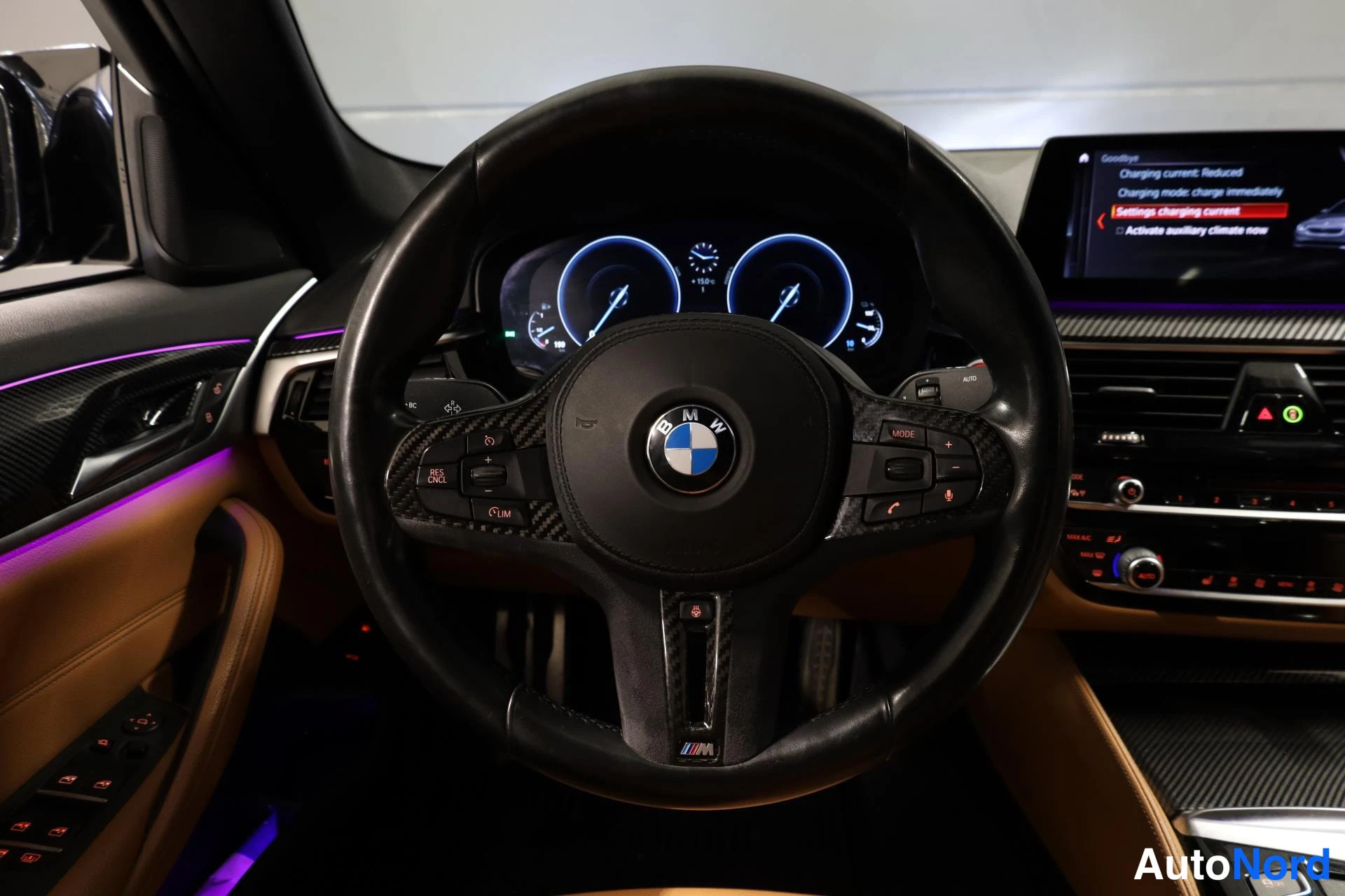 Musta BMW 530e 2019, ohjaamo, kuva 15