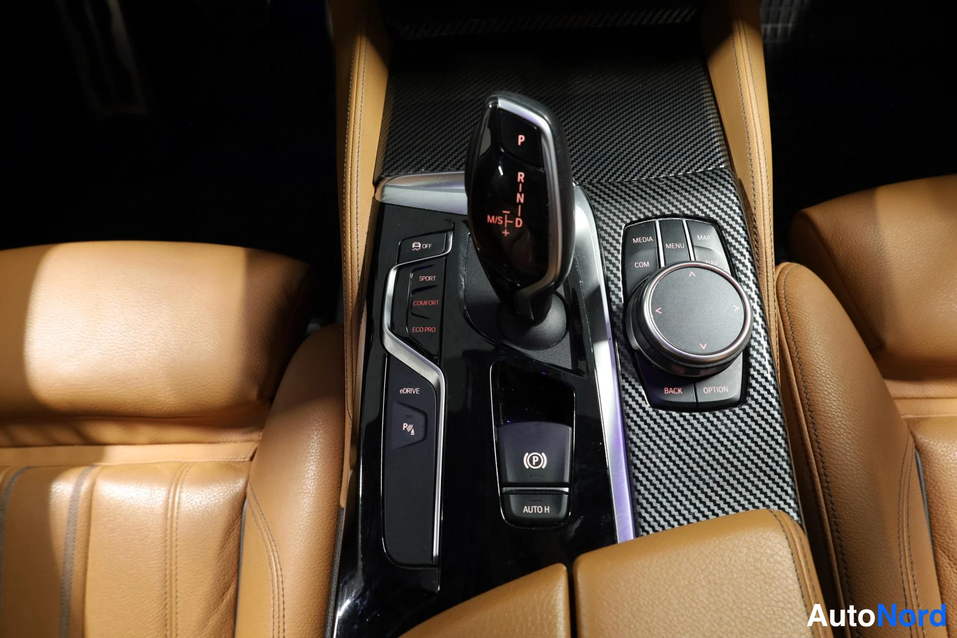 Musta BMW 530e 2019, yksityiskohta, kuva 21