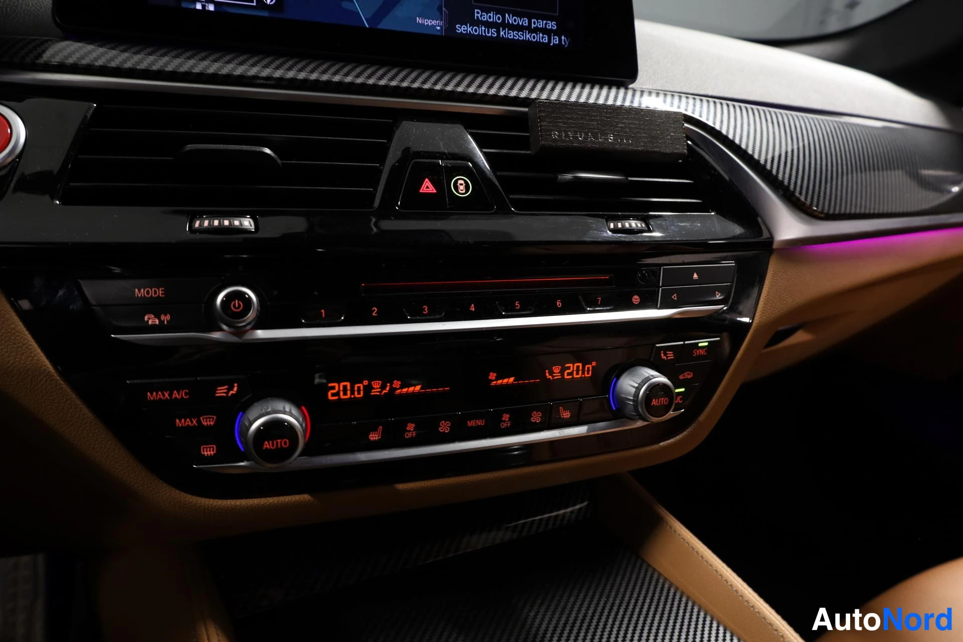 Musta BMW 530e 2019, yksityiskohta, kuva 24