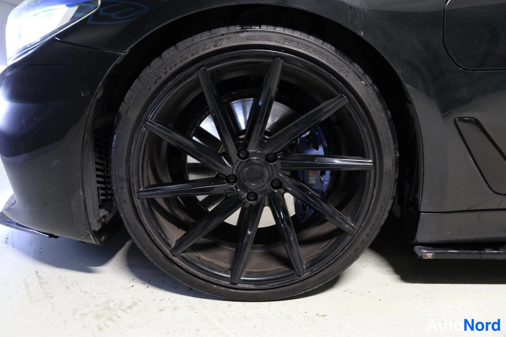 Musta BMW 530e 2019, yksityiskohta, kuva 30