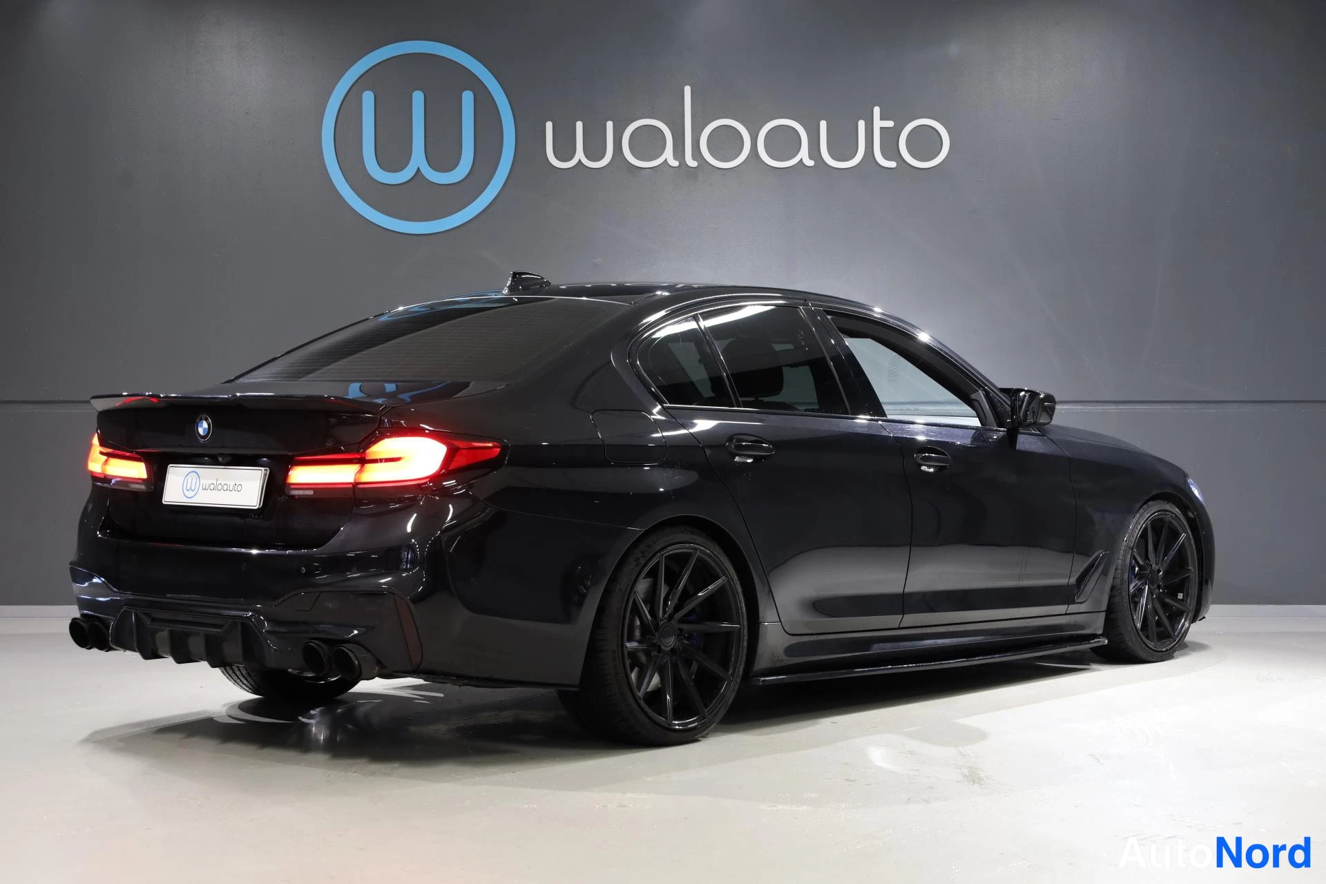 Musta BMW 530e 2019, takaviisto, kuva 7
