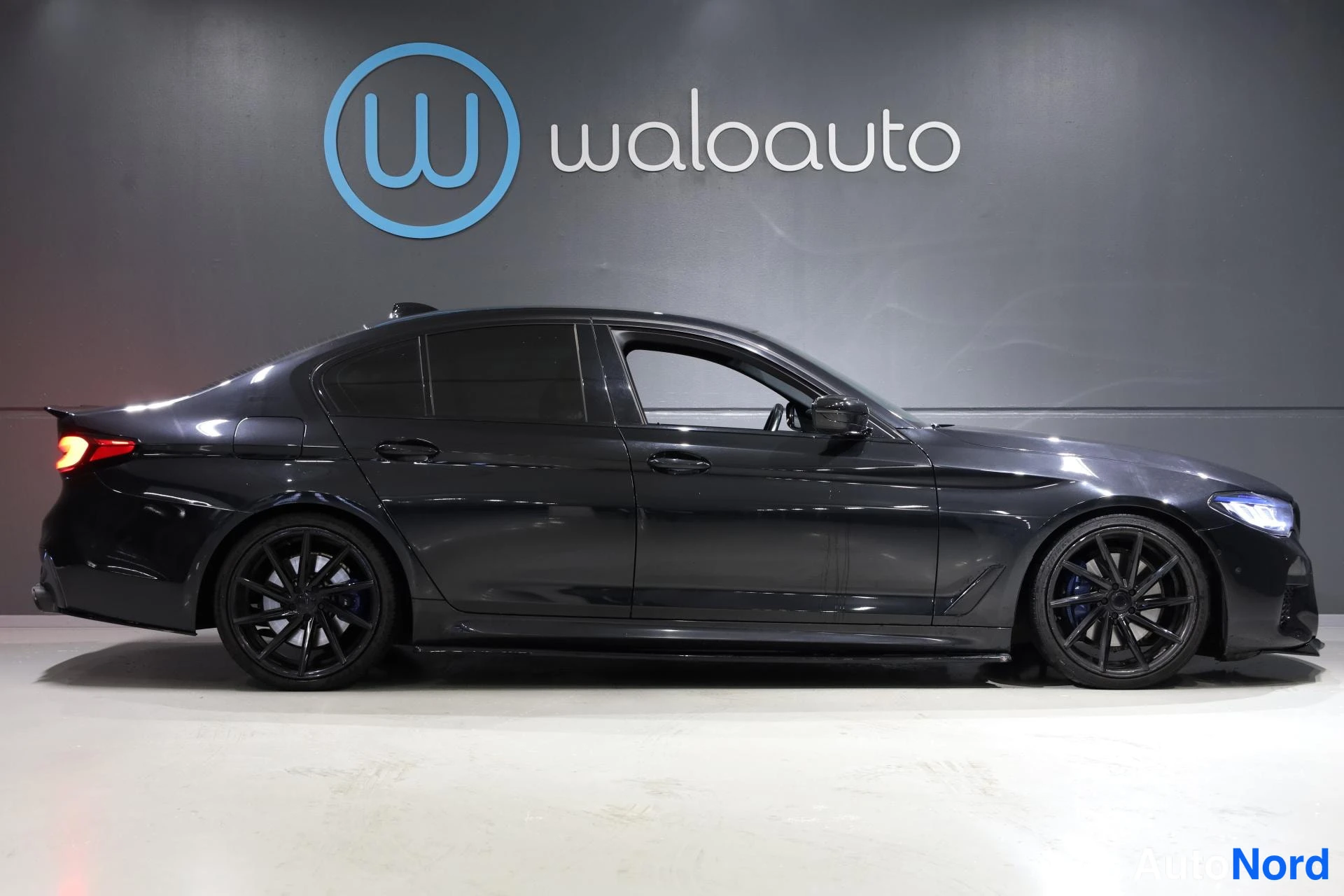 Musta BMW 530e 2019, etuviisto, keula oikealle, kuva 3