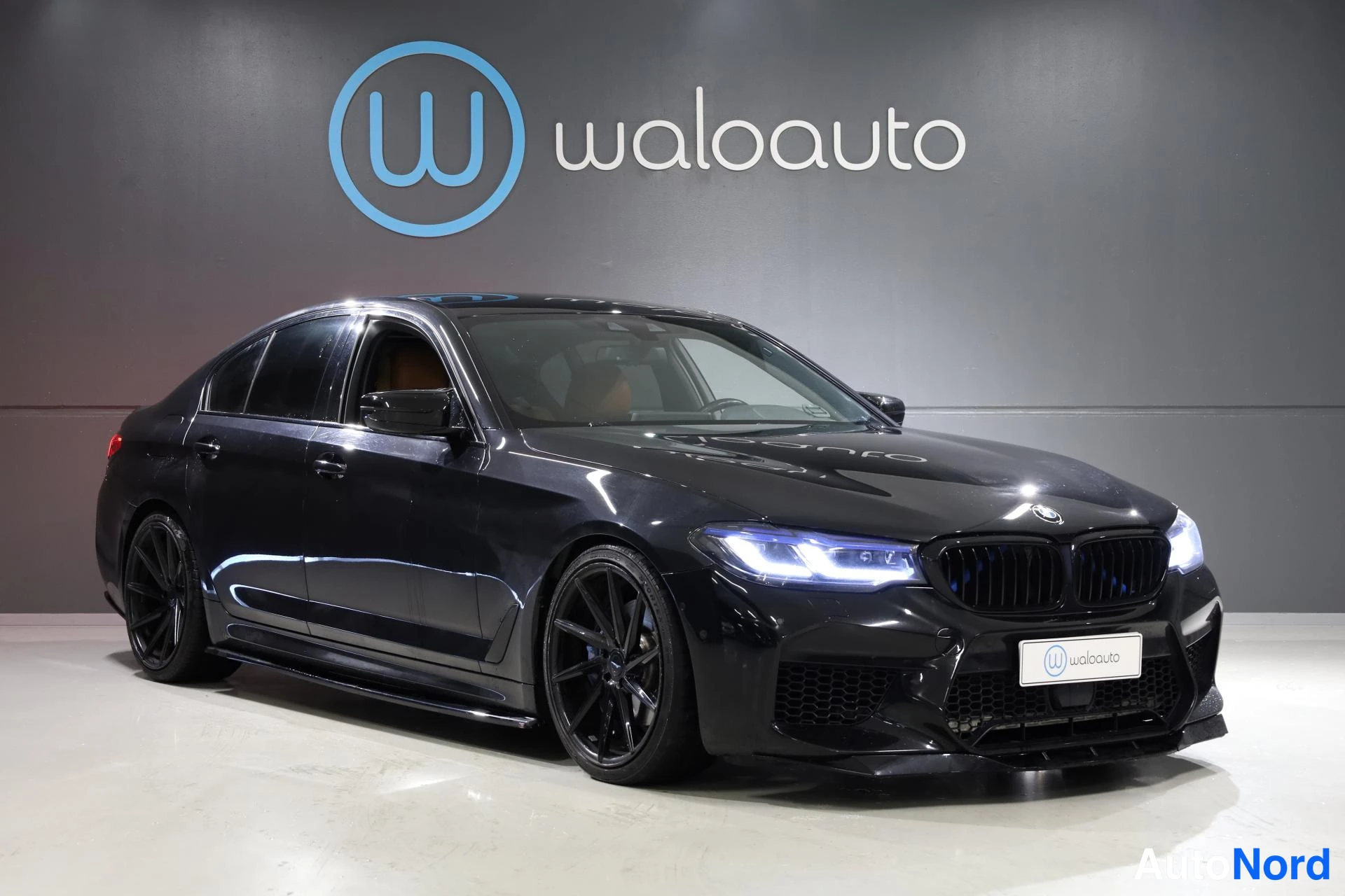 Musta BMW 530e 2019, etuviisto, keula oikealle, kuva 4