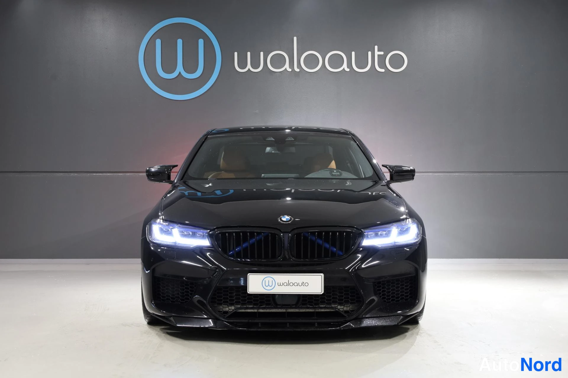 Musta BMW 530e 2019, edestä, kuva 5