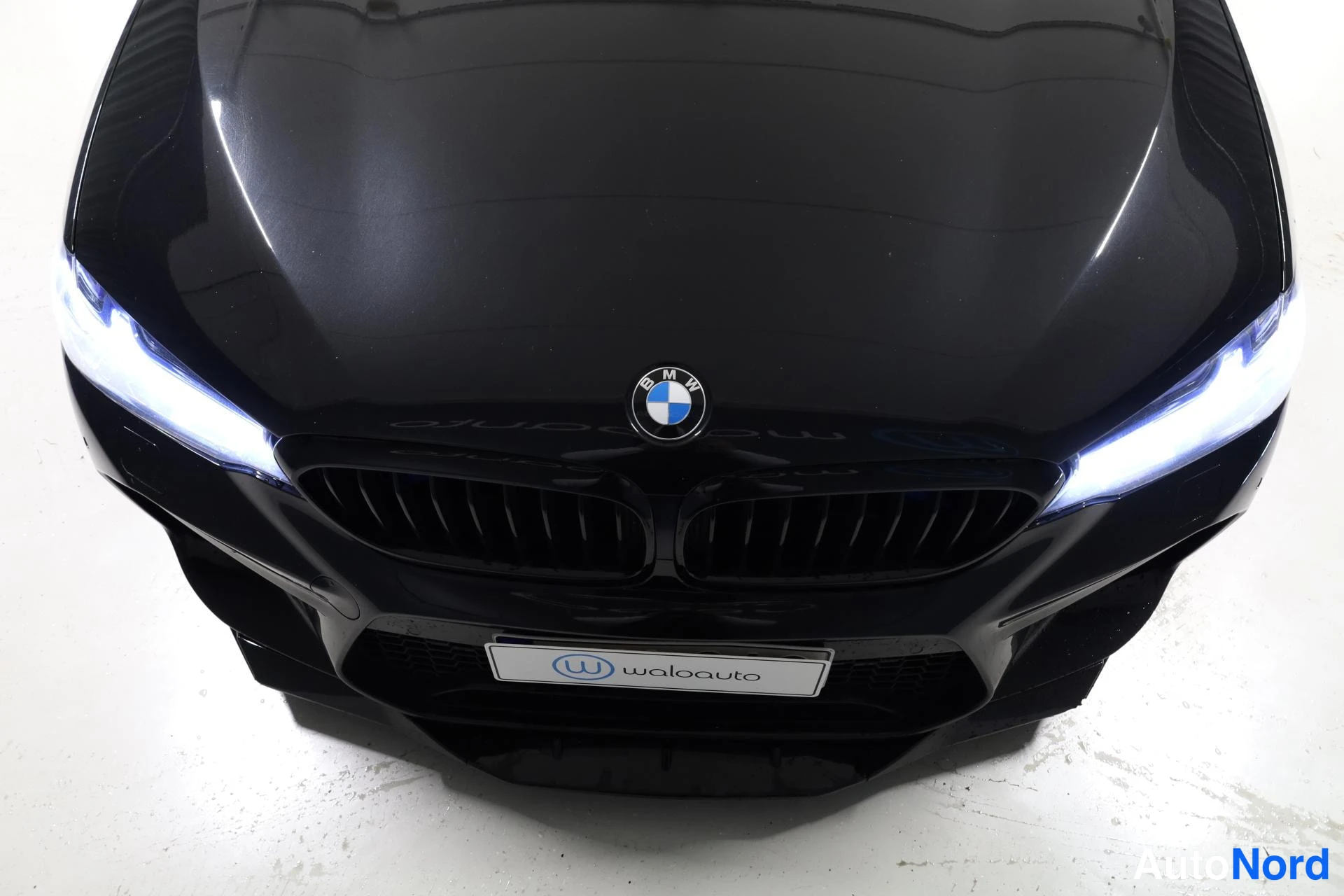 Musta BMW 530e 2019, edestä, kuva 6