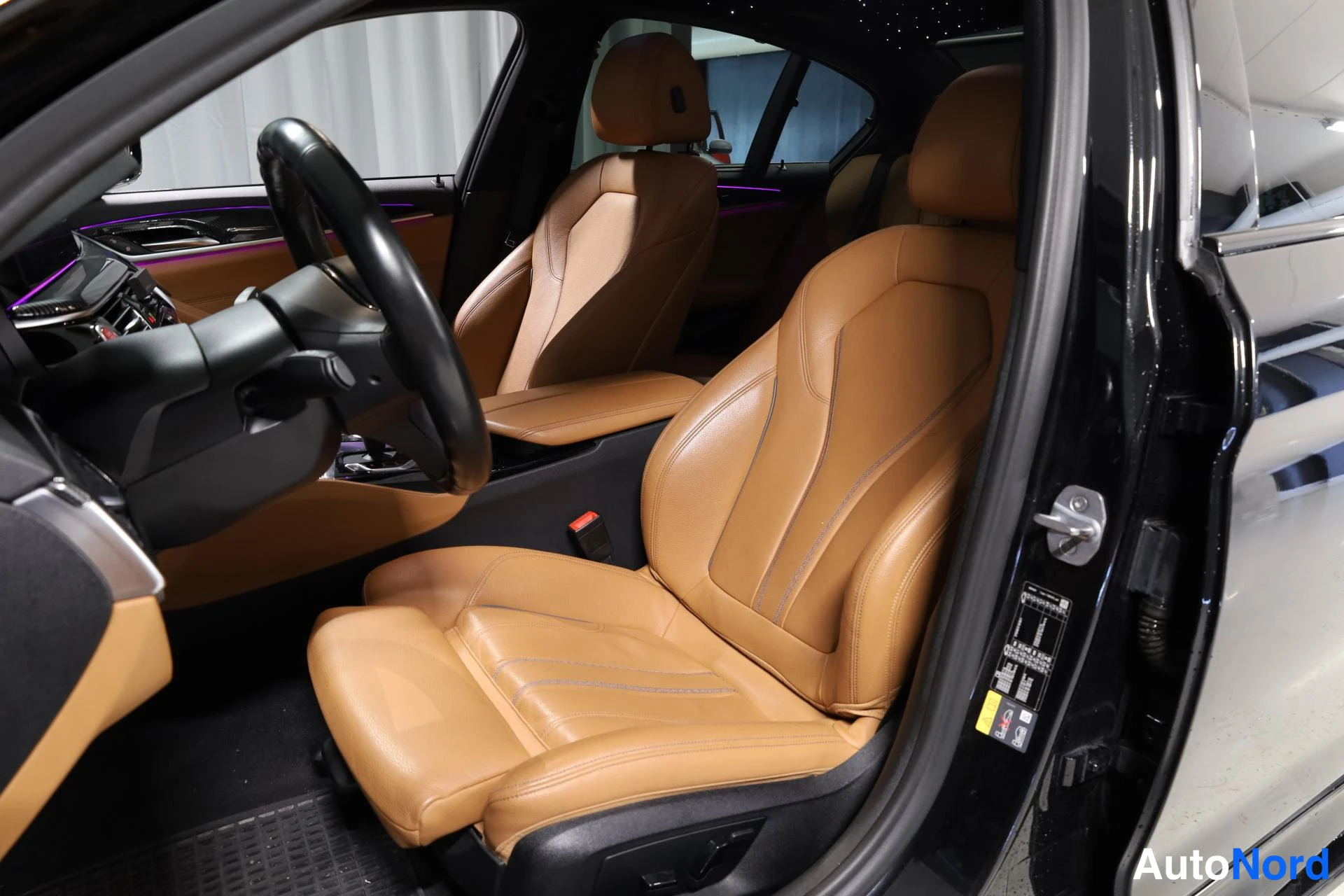 Musta BMW 530e 2019, etuistuimet, kuva 16